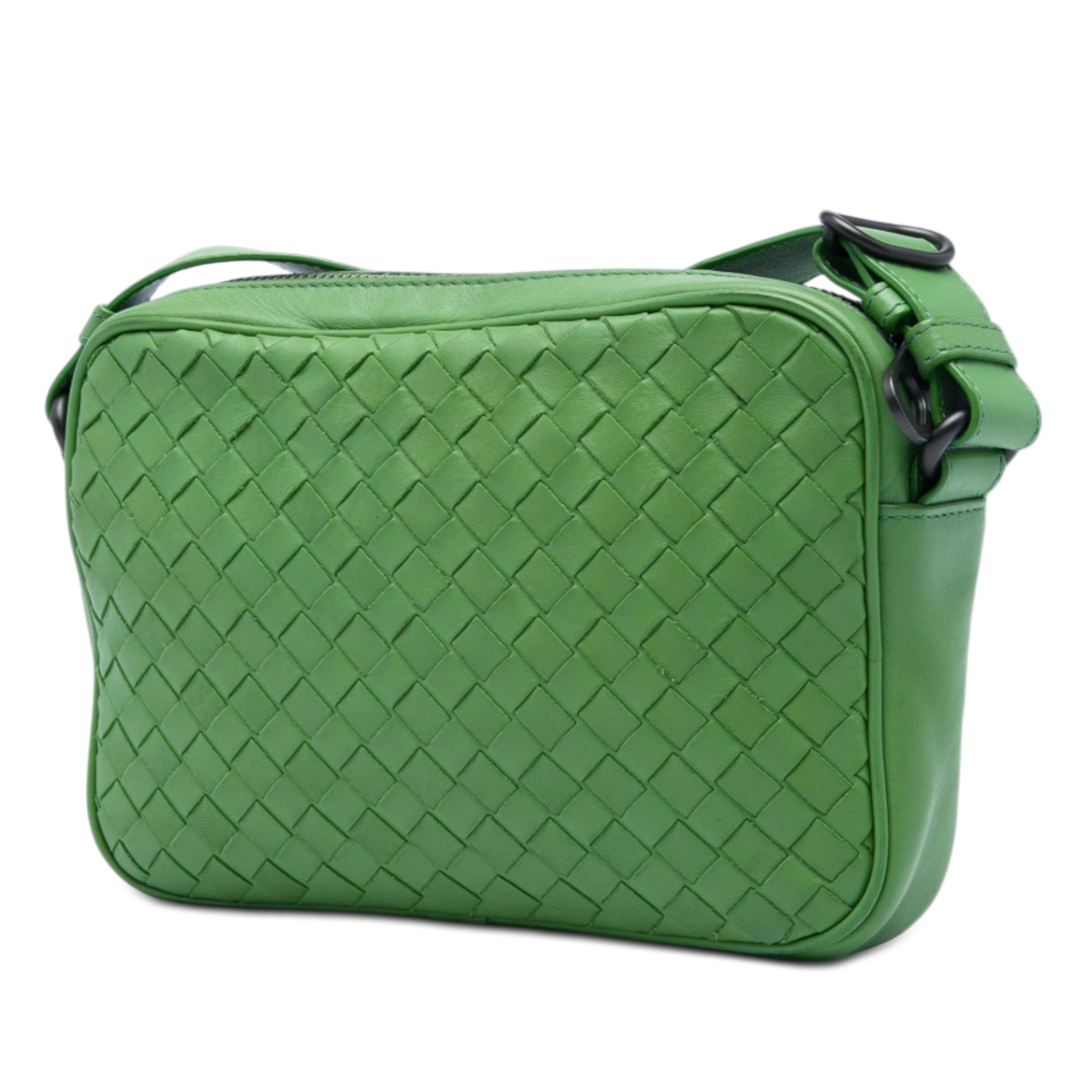Bottega Veneta Nappa Intrecciato Camera Bag, från Luxclusif, i färgen grön. Klicka för att öppna bilden i stort format