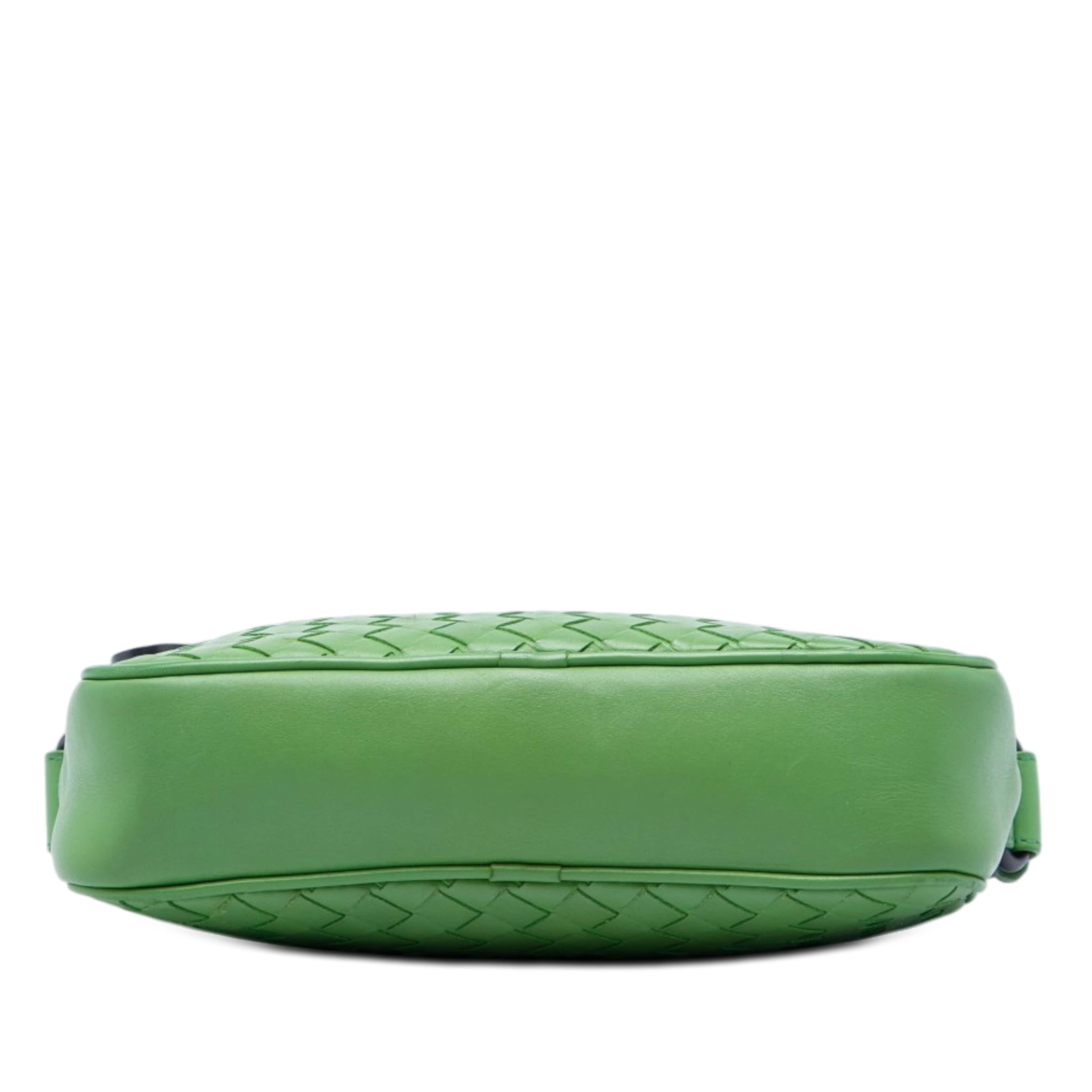 Bottega Veneta Nappa Intrecciato Camera Bag, från Luxclusif, i färgen grön. Klicka för att öppna bilden i stort format