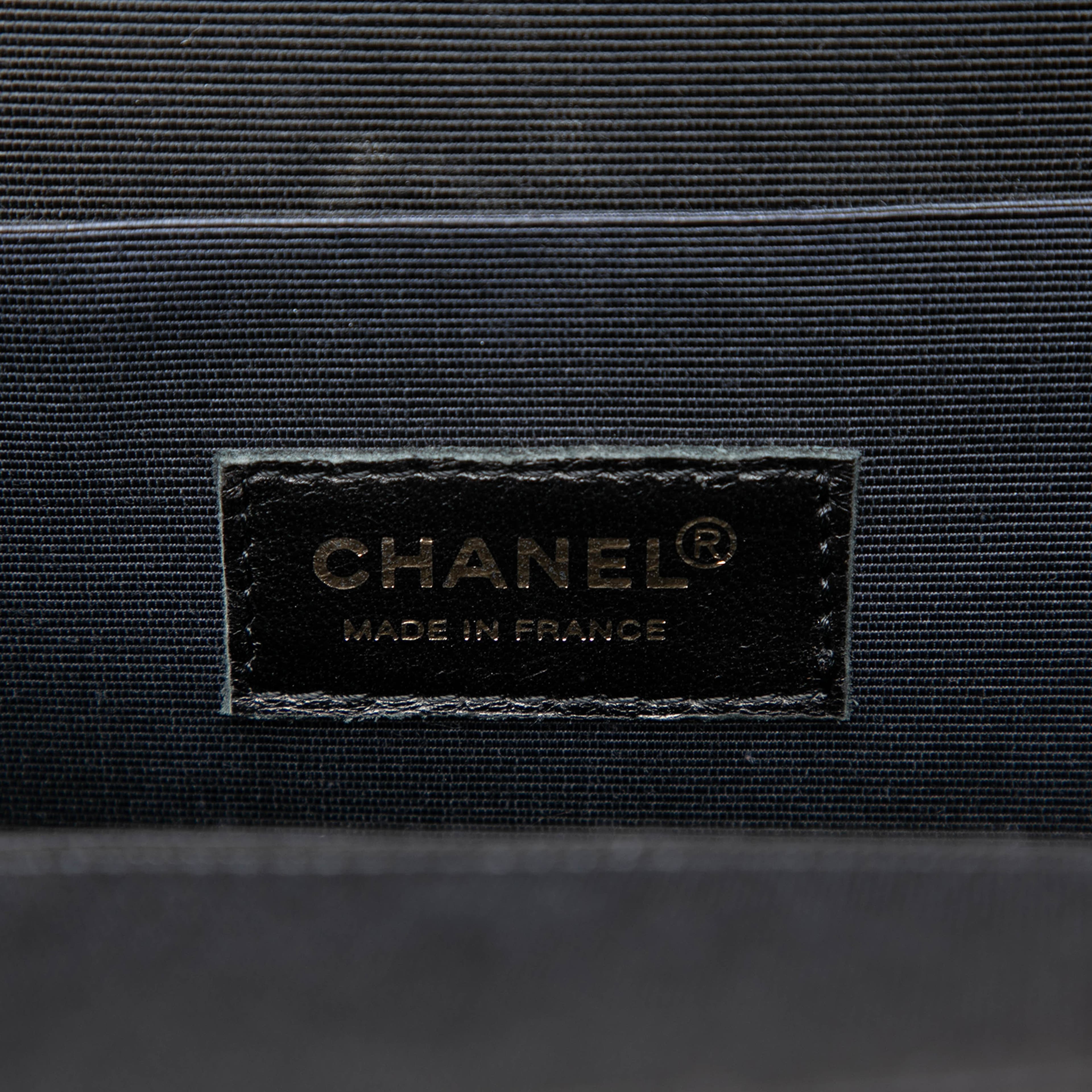 Chanel Choco Bar Patent Coco Mademoiselle Vertical Tote, från Luxclusif, i färgen röd. Klicka för att öppna bilden i stort format