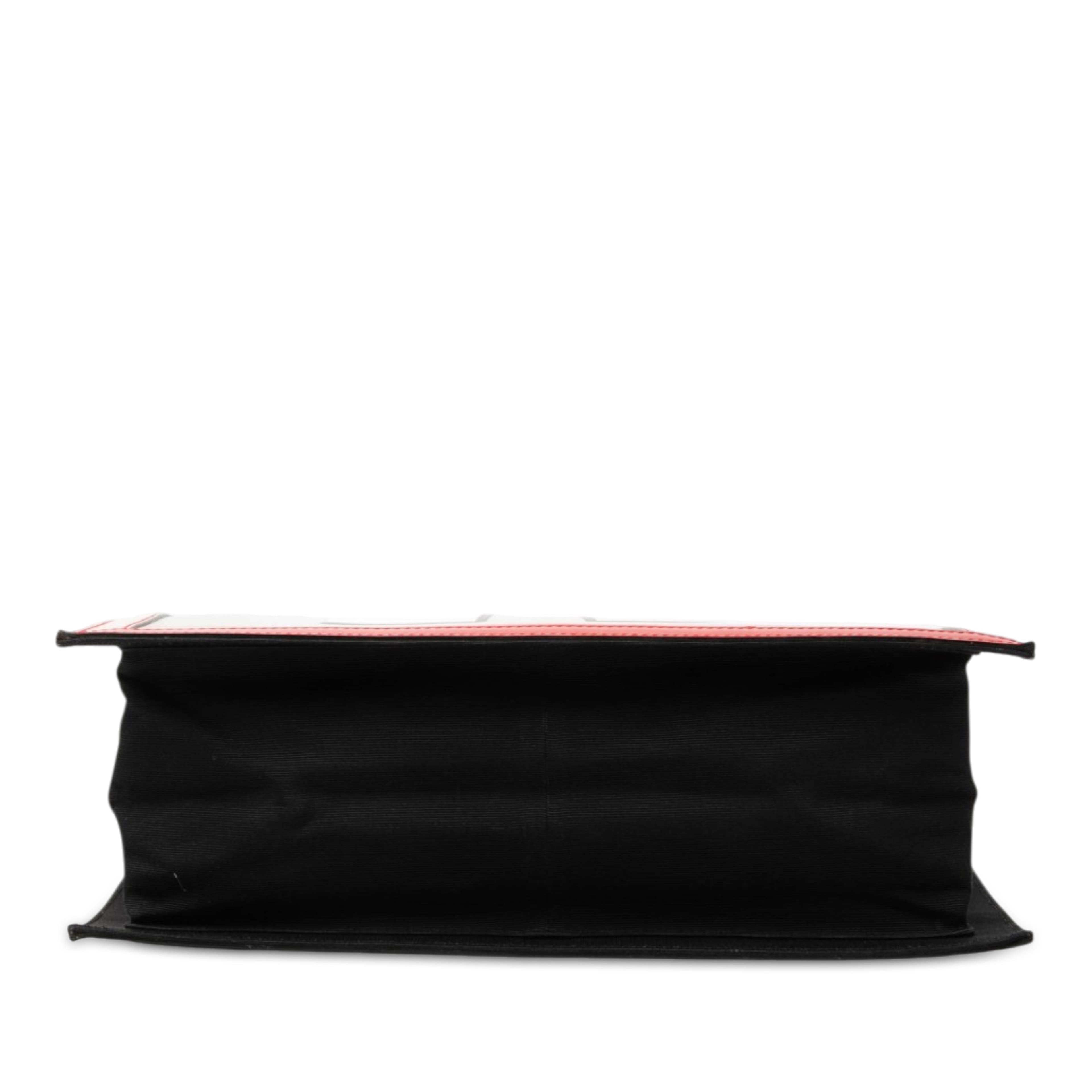 Chanel Choco Bar Patent Coco Mademoiselle Vertical Tote, från Luxclusif, i färgen röd. Klicka för att öppna bilden i stort format