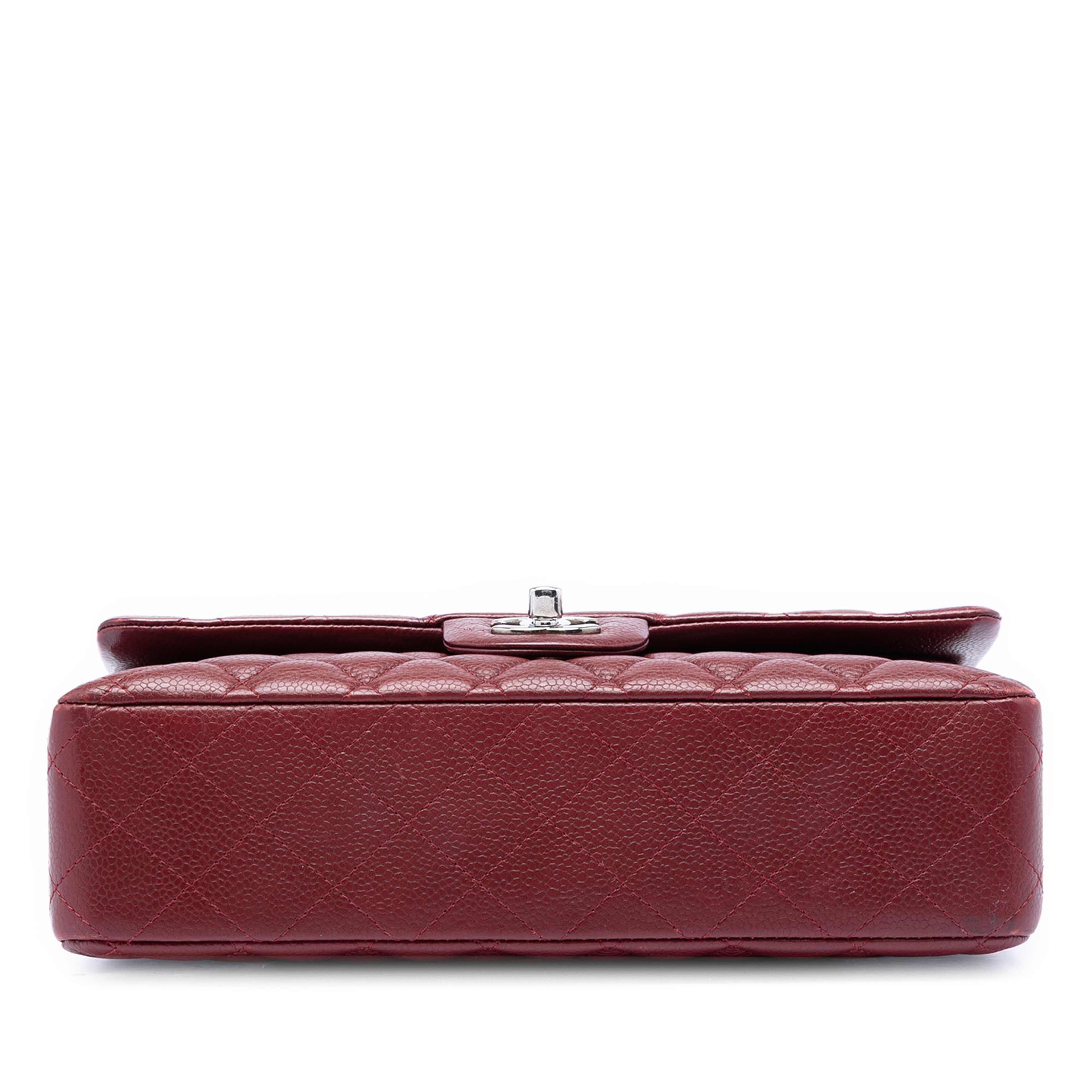 Chanel Medium Classic Caviar Double Flap, från Luxclusif, i färgen dark red. Klicka för att öppna bilden i stort format