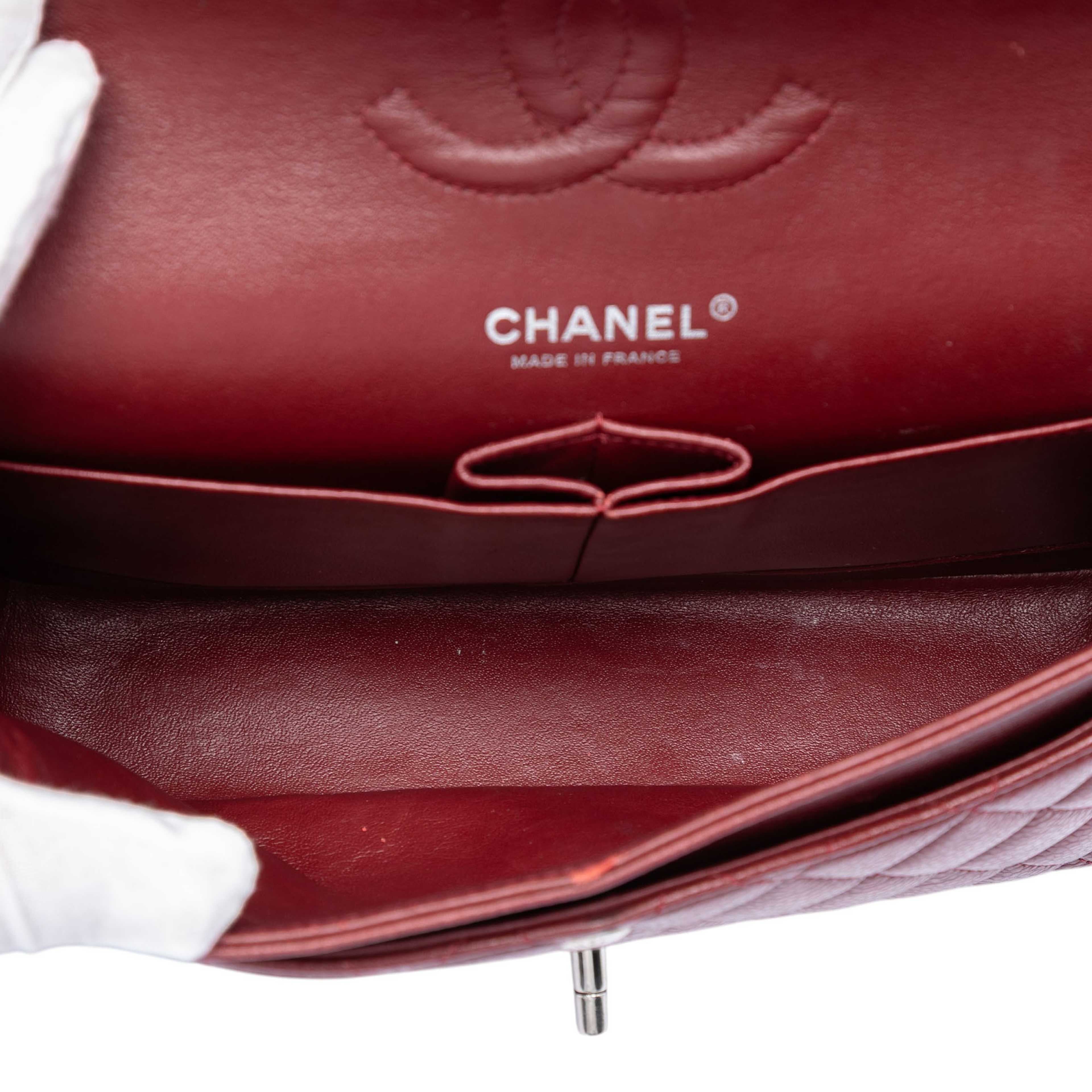 Chanel Medium Classic Caviar Double Flap, från Luxclusif, i färgen dark red. Klicka för att öppna bilden i stort format