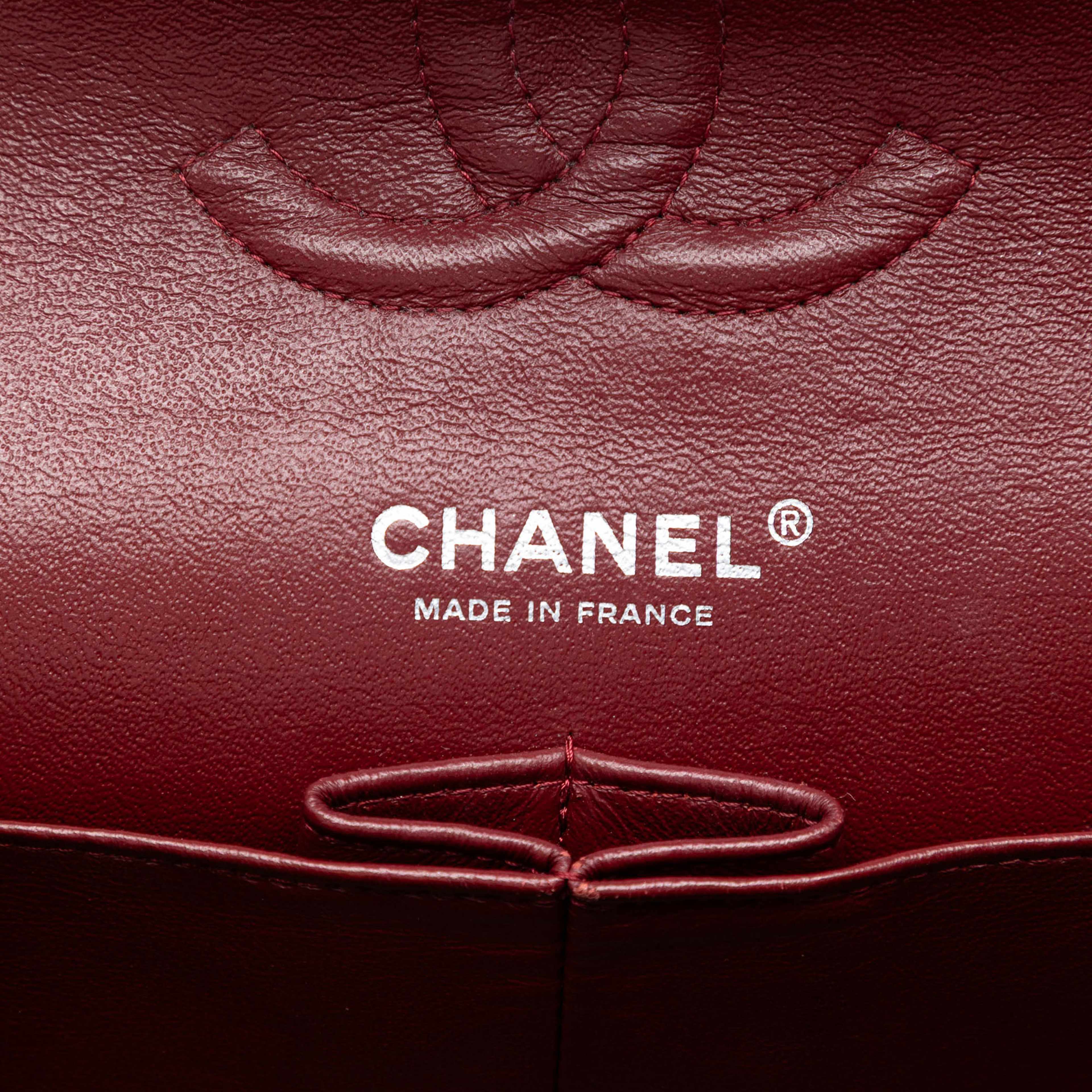 Chanel Medium Classic Caviar Double Flap, från Luxclusif, i färgen dark red. Klicka för att öppna bilden i stort format