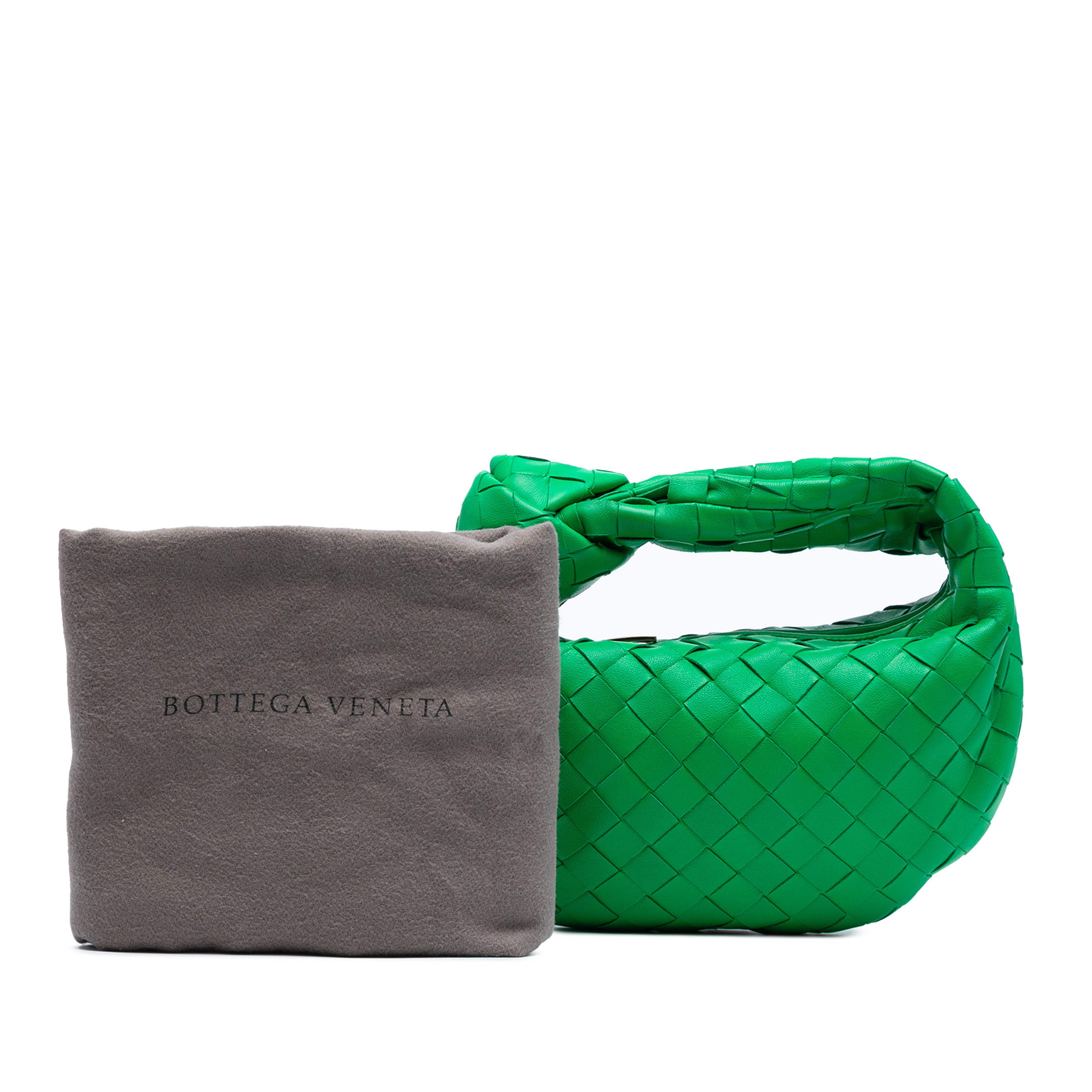 Bottega Veneta Mini Nappa Intrecciato Jodie, från Luxclusif, i färgen grön. Klicka för att öppna bilden i stort format
