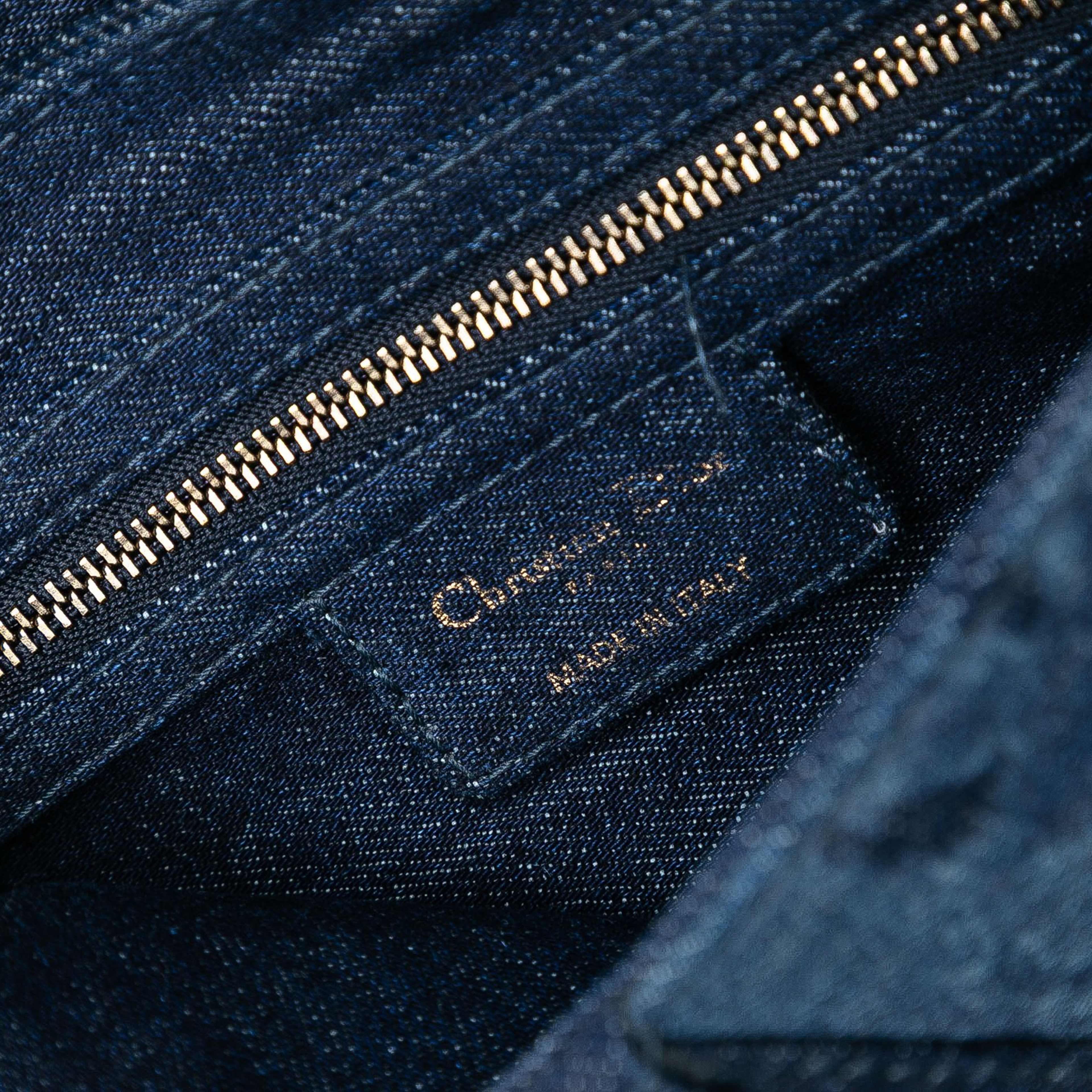 Dior Denim Tie Dye Saddle Bag, från Luxclusif, i färgen dark blue. Klicka för att öppna bilden i stort format