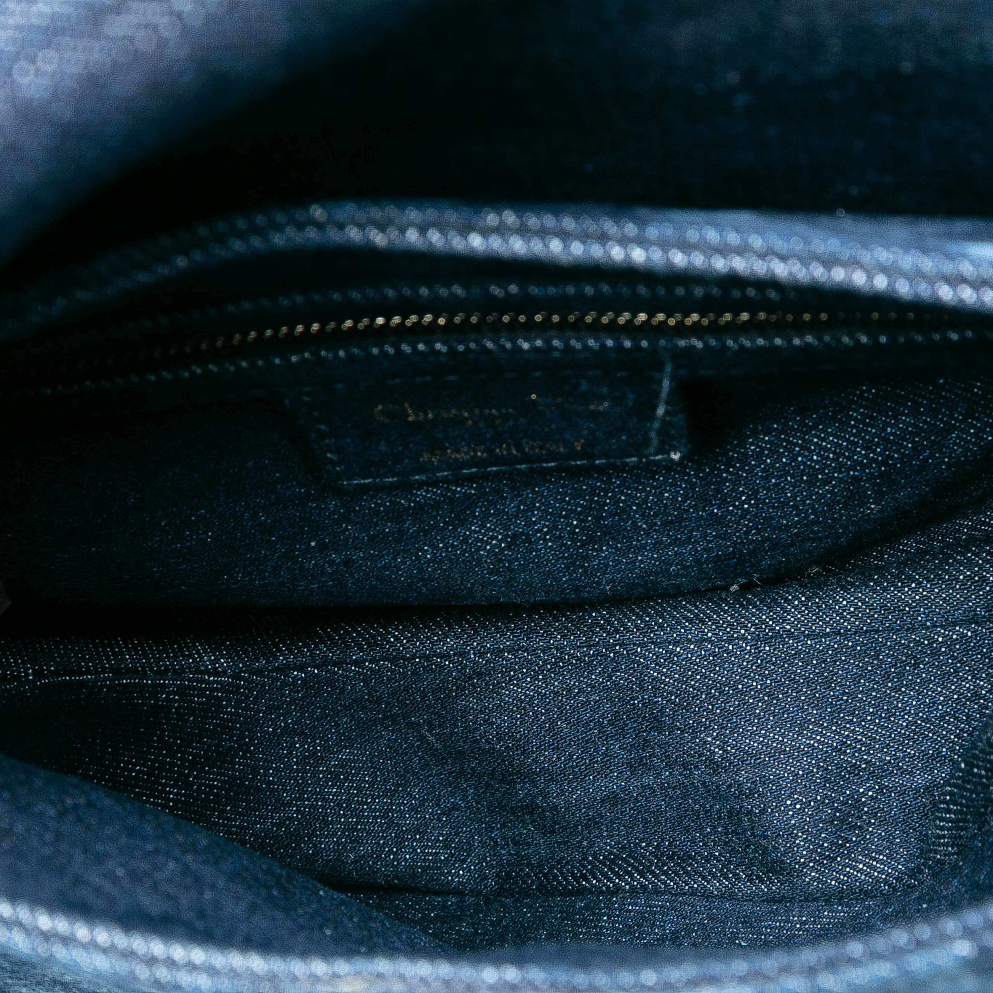 Dior Denim Tie Dye Saddle Bag, från Luxclusif, i färgen dark blue. Klicka för att öppna bilden i stort format