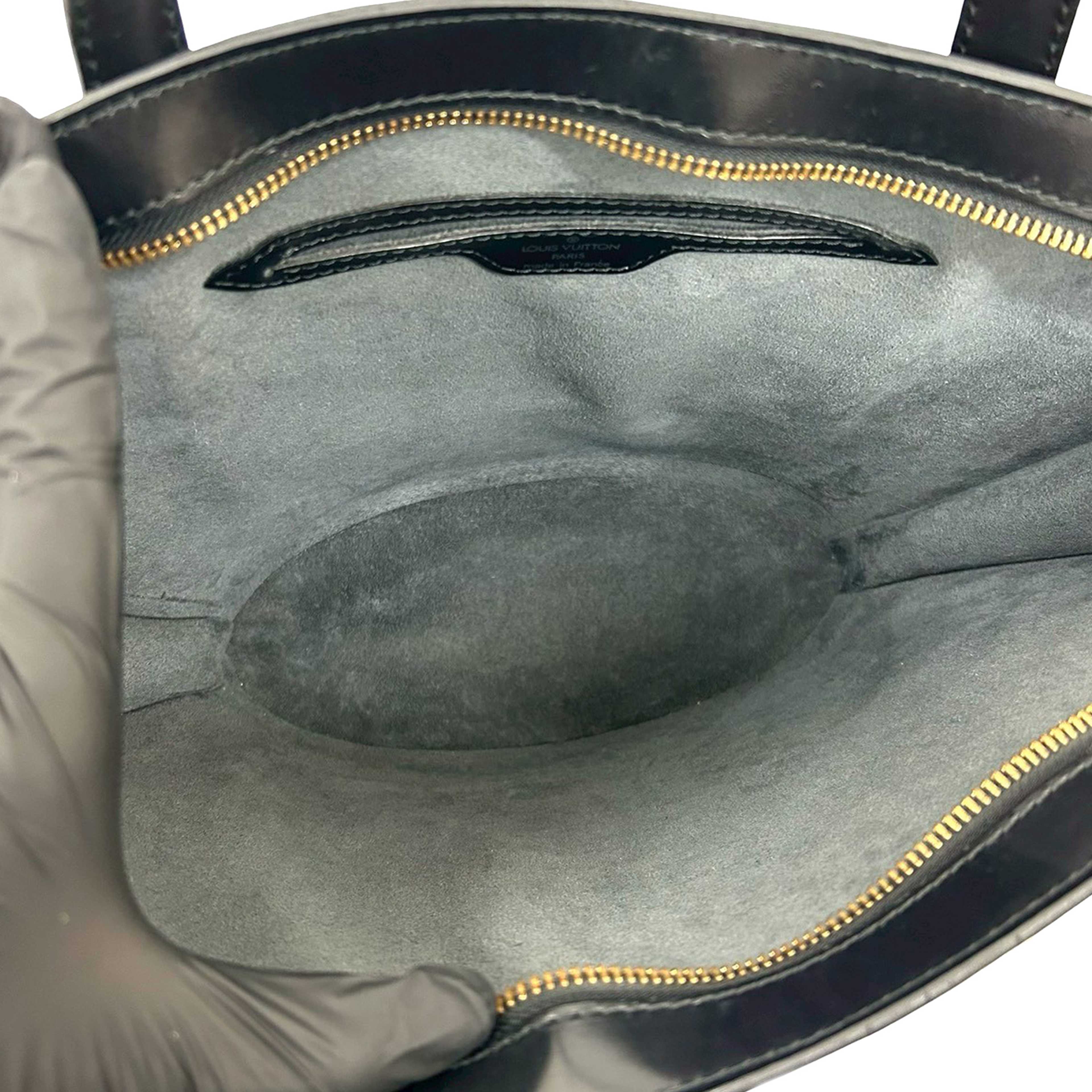 Louis Vuitton Epi Saint Jacques Pm Short Strap, från Luxclusif, i färgen black. Klicka för att öppna bilden i stort format