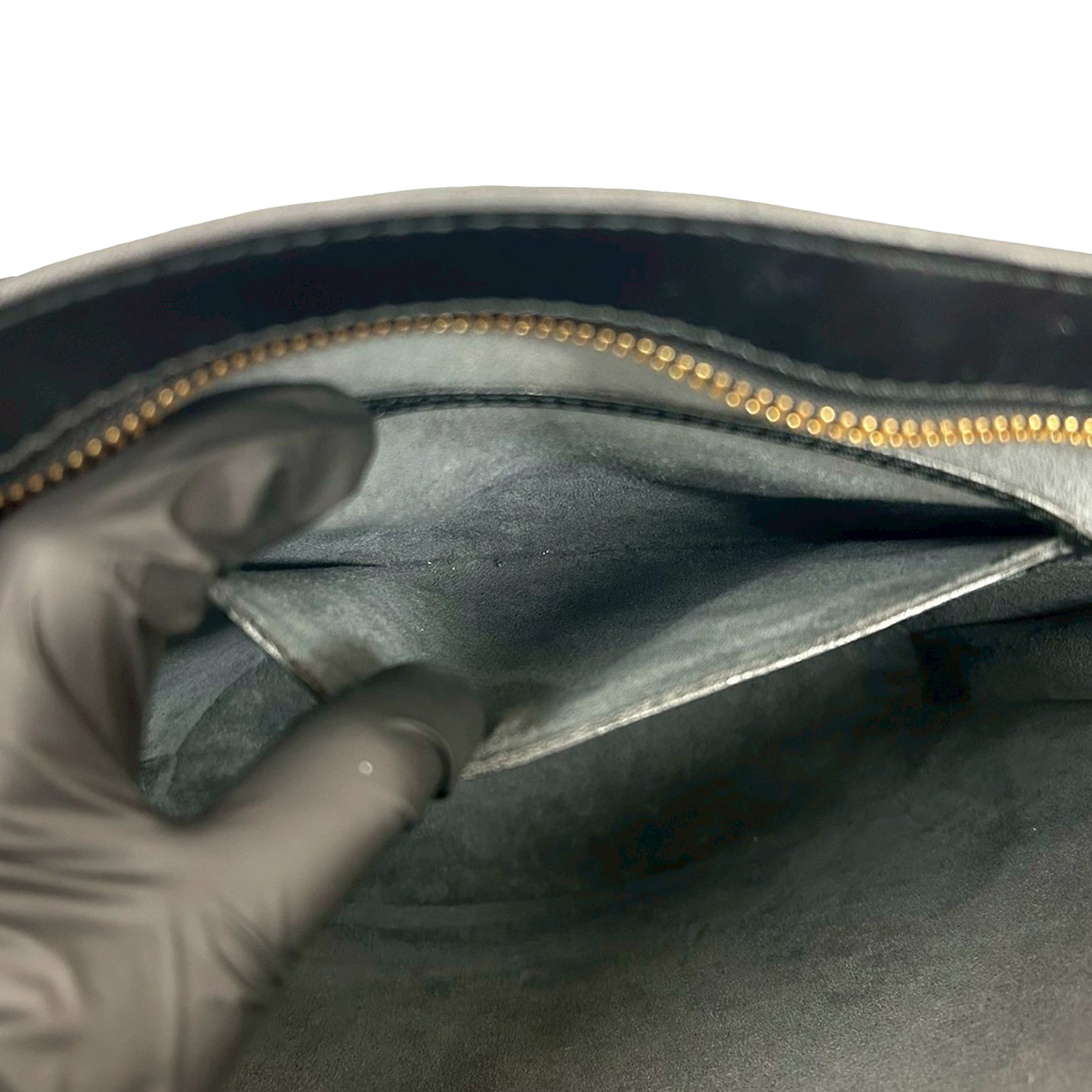 Louis Vuitton Epi Saint Jacques Pm Short Strap, från Luxclusif, i färgen black. Klicka för att öppna bilden i stort format