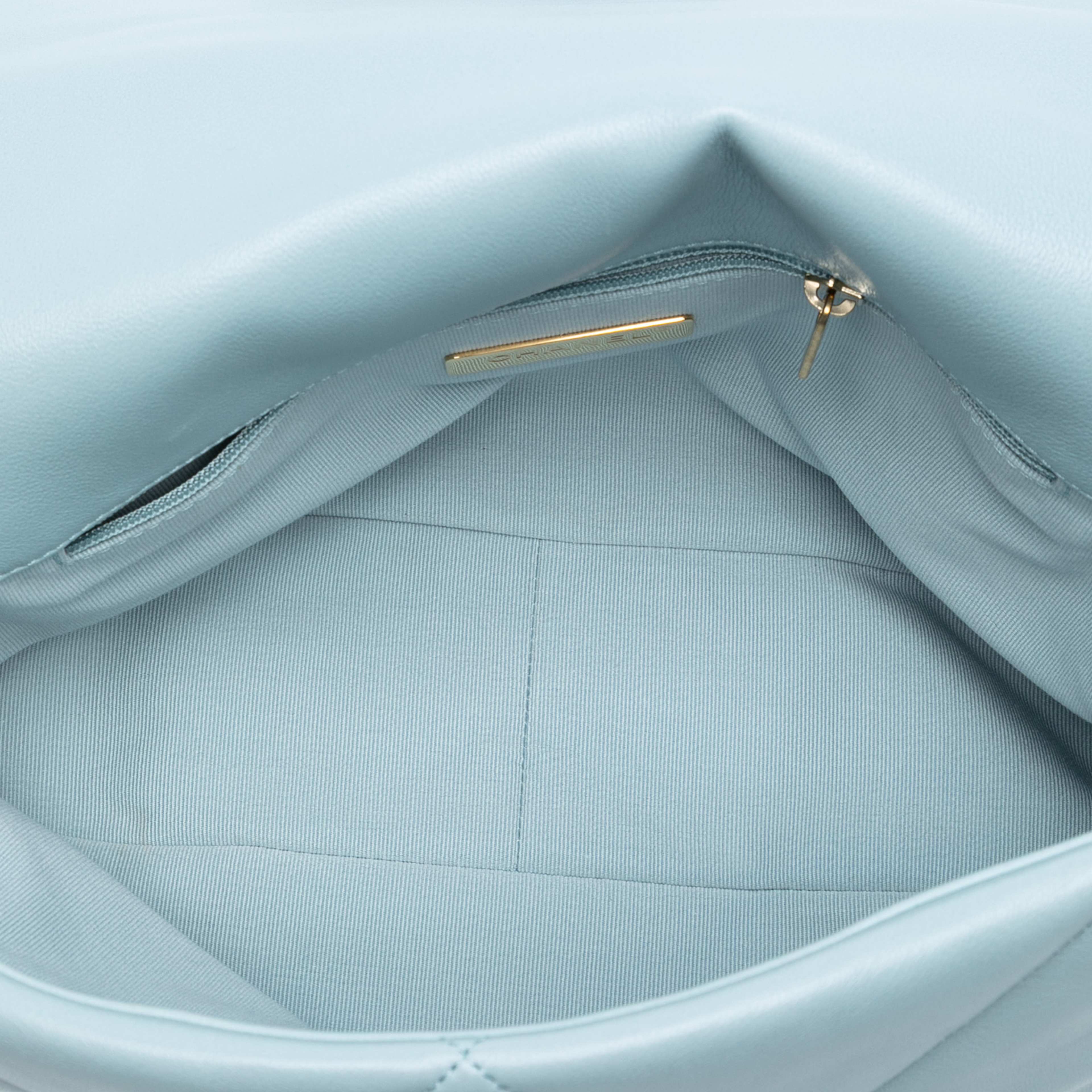 Chanel Large Lambskin 19 Flap, från Luxclusif, i färgen light blue. Klicka för att öppna bilden i stort format