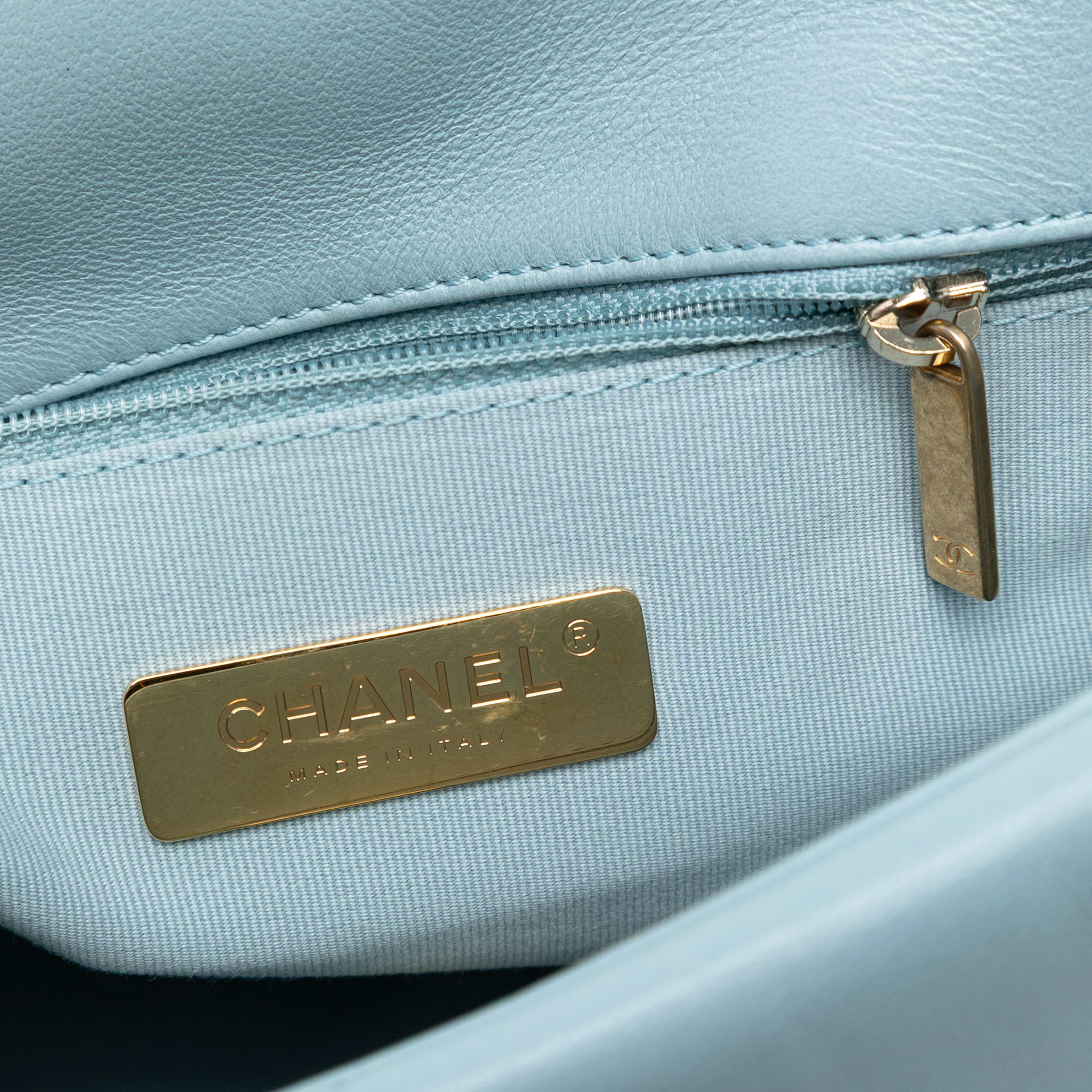 Chanel Large Lambskin 19 Flap, från Luxclusif, i färgen light blue. Klicka för att öppna bilden i stort format