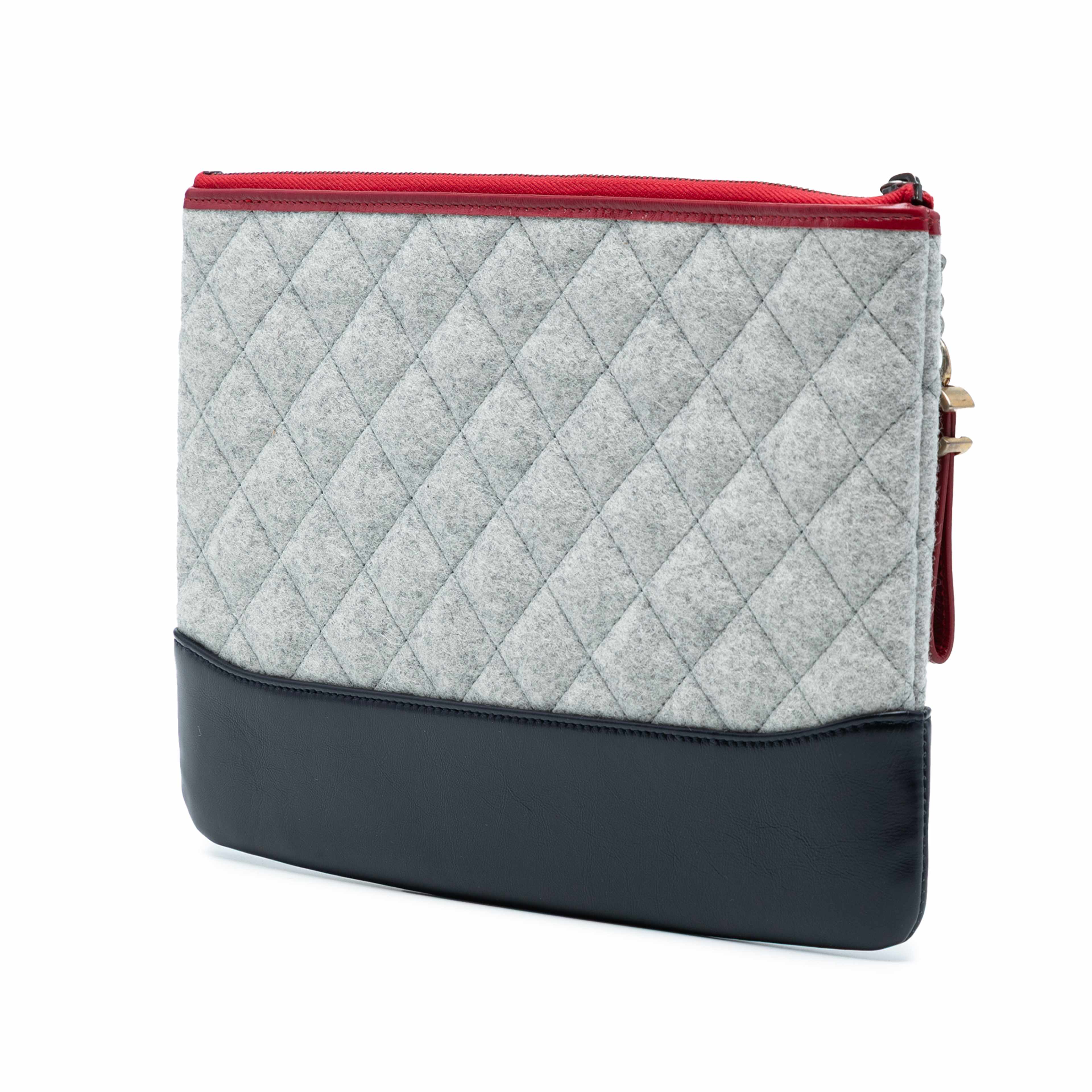 Chanel Medium Quilted Wool And Calfskin Gabrielle O Case Clutch, från Luxclusif, i färgen svart. Klicka för att öppna bilden i stort format