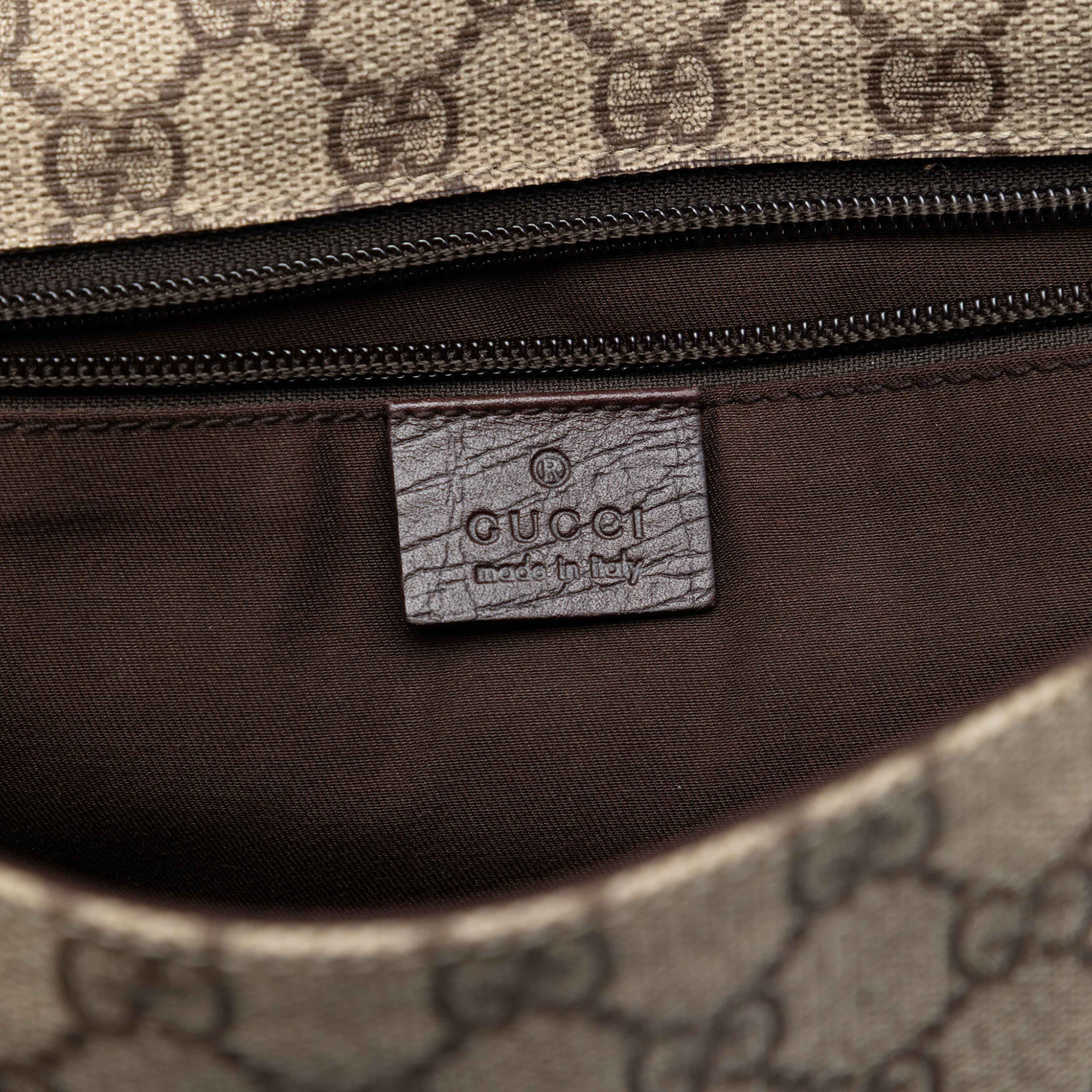 Gucci Medium Gg Supreme Web Flap Messenger Bag, från Luxclusif, i färgen beige. Klicka för att öppna bilden i stort format