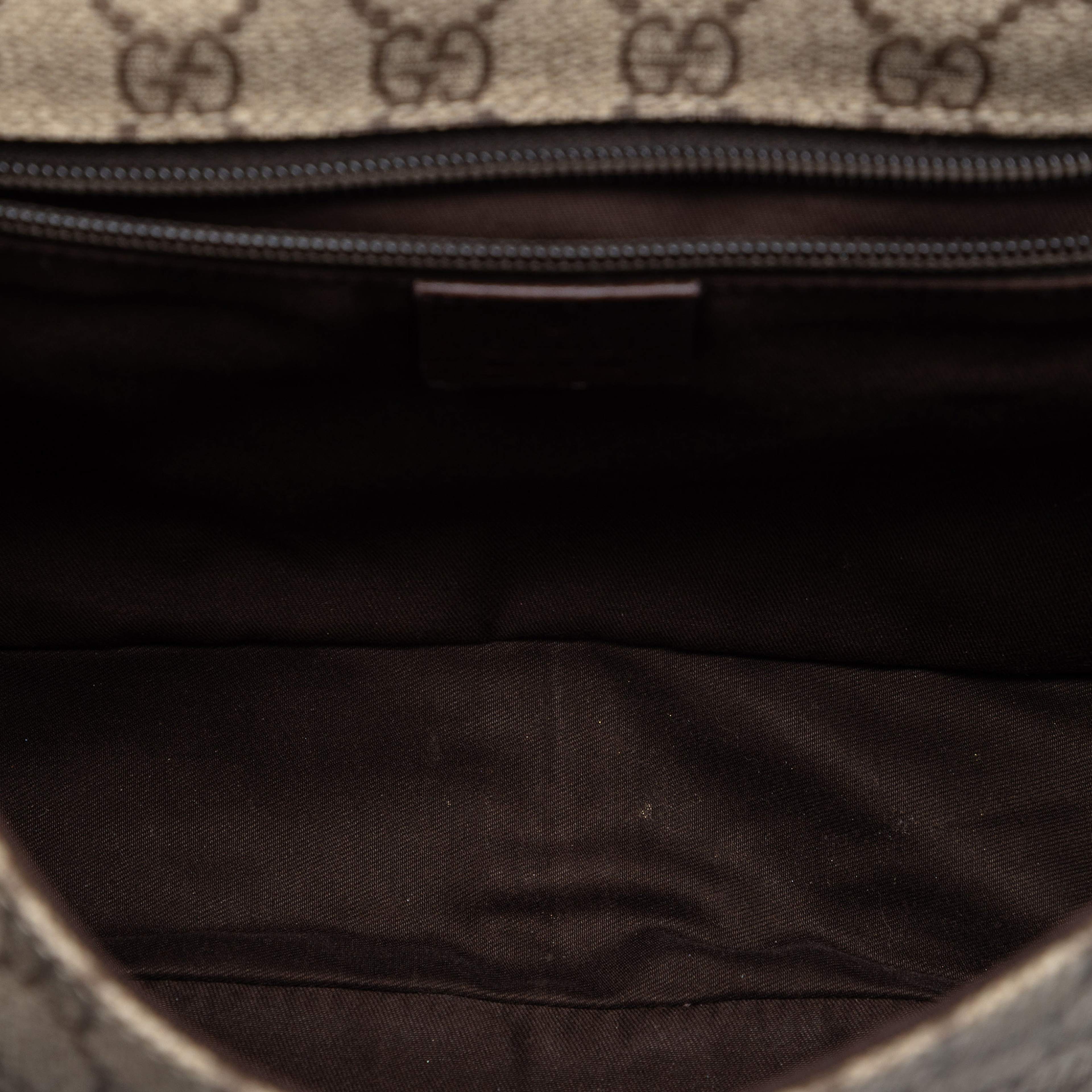 Gucci Medium Gg Supreme Web Flap Messenger Bag, från Luxclusif, i färgen beige. Klicka för att öppna bilden i stort format