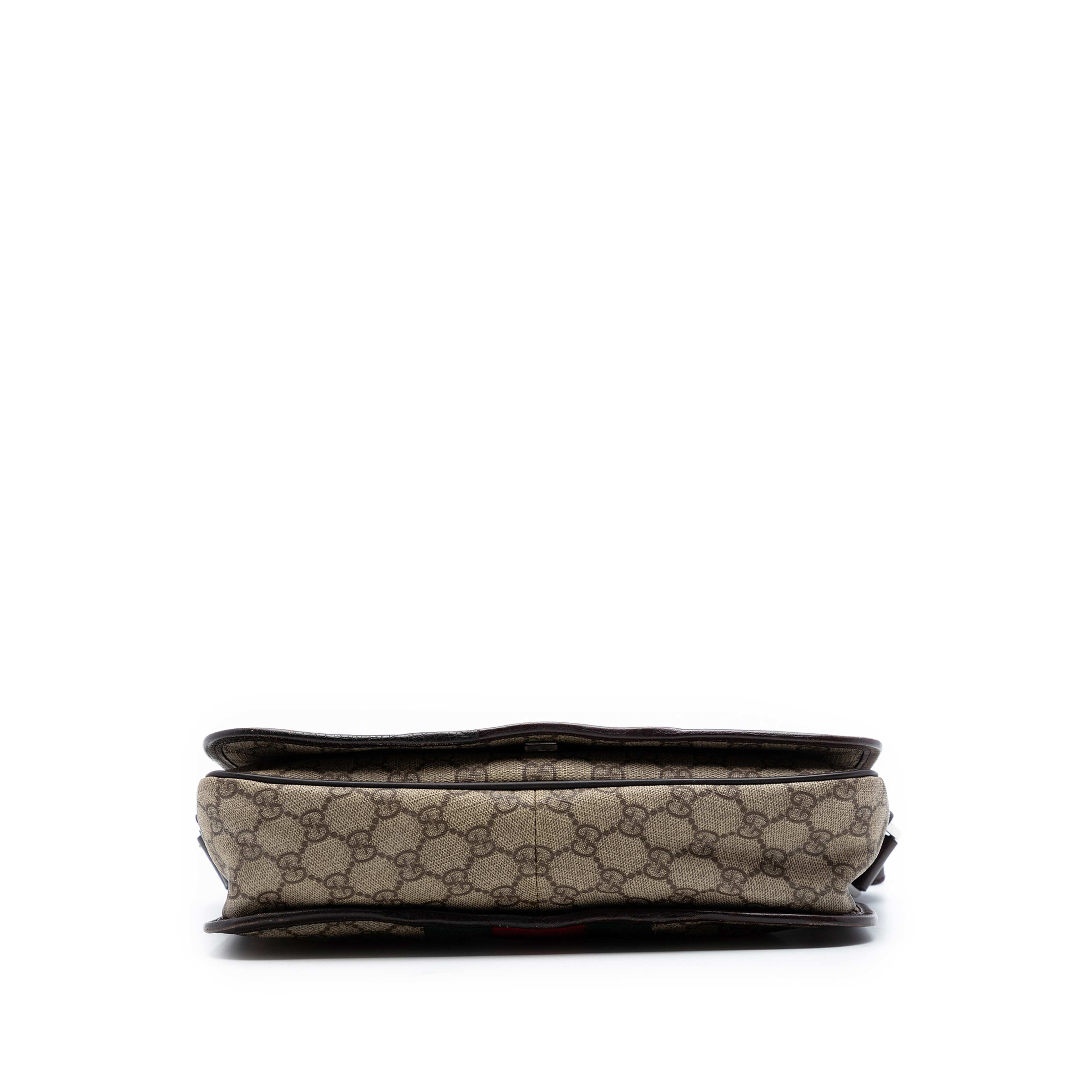 Gucci Medium Gg Supreme Web Flap Messenger Bag, från Luxclusif, i färgen beige. Klicka för att öppna bilden i stort format