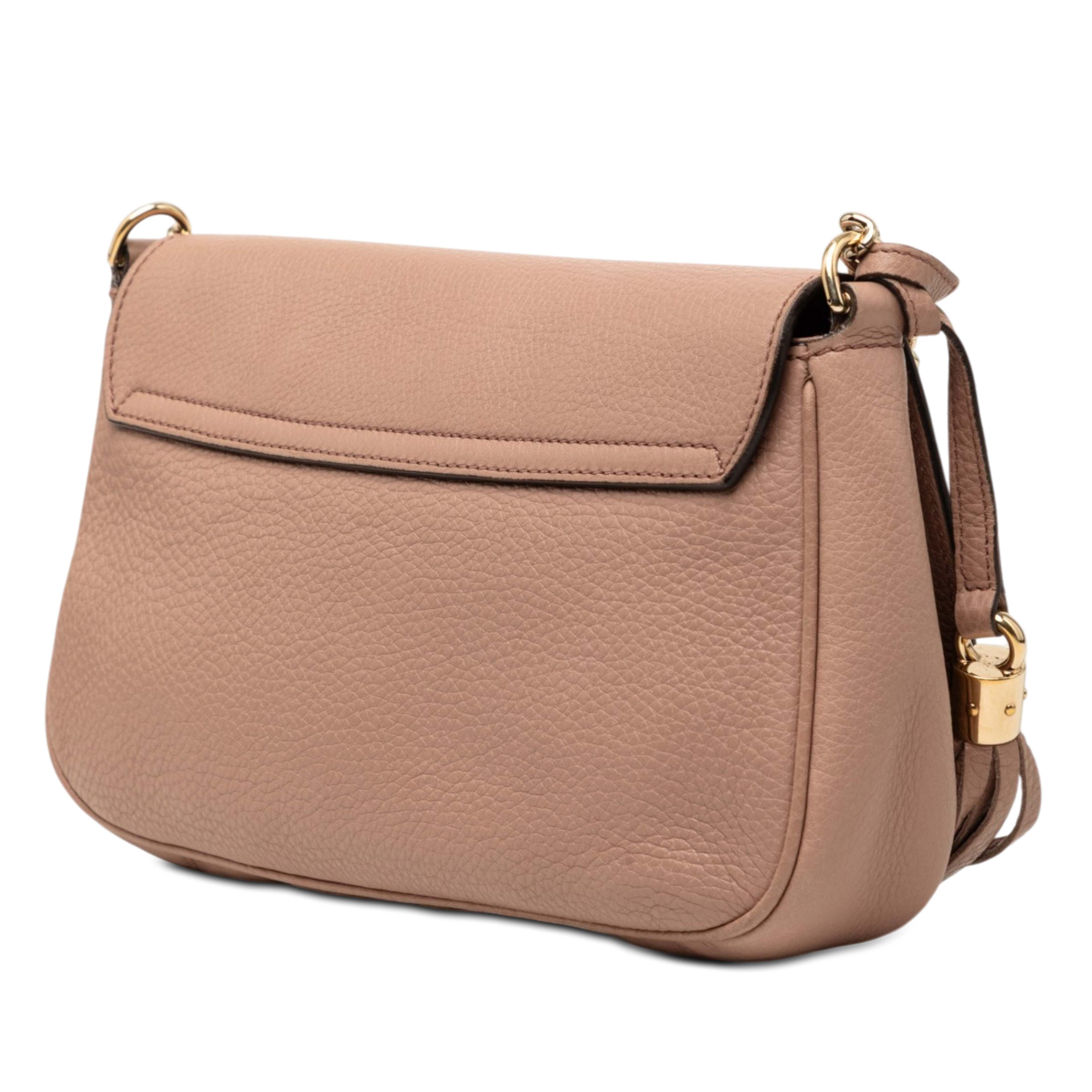 Gucci Medium Calfskin Soho Chain Flap Crossbody, från Luxclusif, i färgen brun. Klicka för att öppna bilden i stort format
