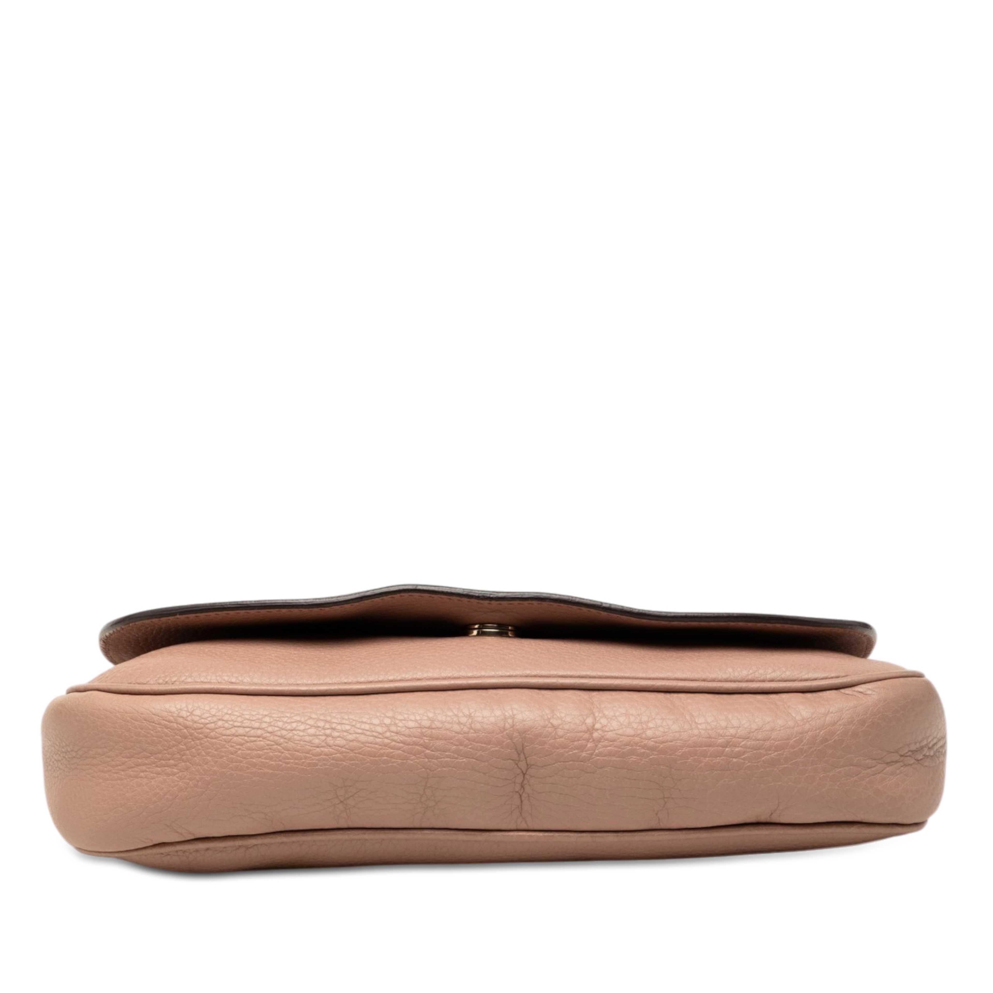 Gucci Medium Calfskin Soho Chain Flap Crossbody, från Luxclusif, i färgen brun. Klicka för att öppna bilden i stort format