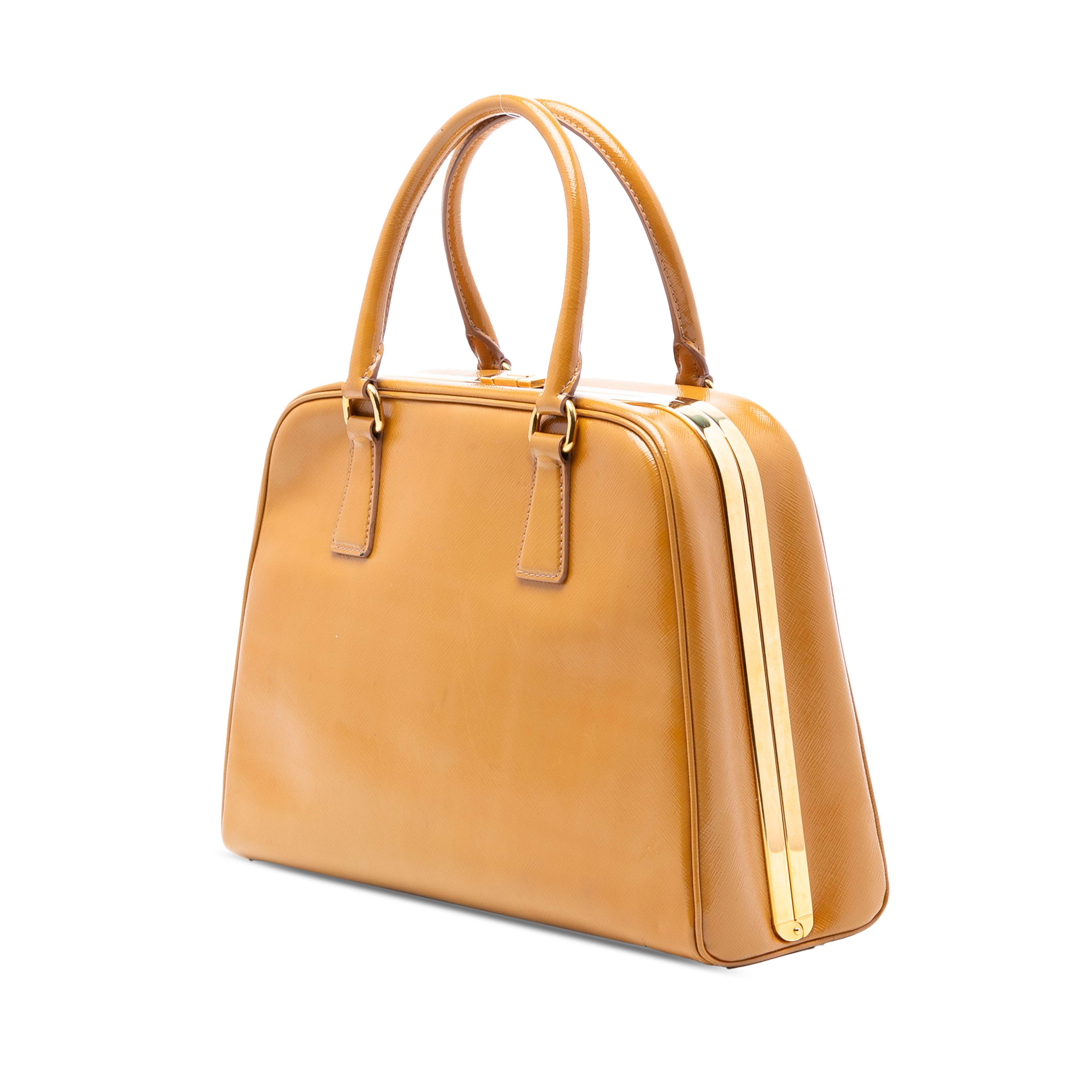 Prada Saffiano Vernice Pyramid Frame Handbag, från Luxclusif, i färgen brun. Klicka för att öppna bilden i stort format