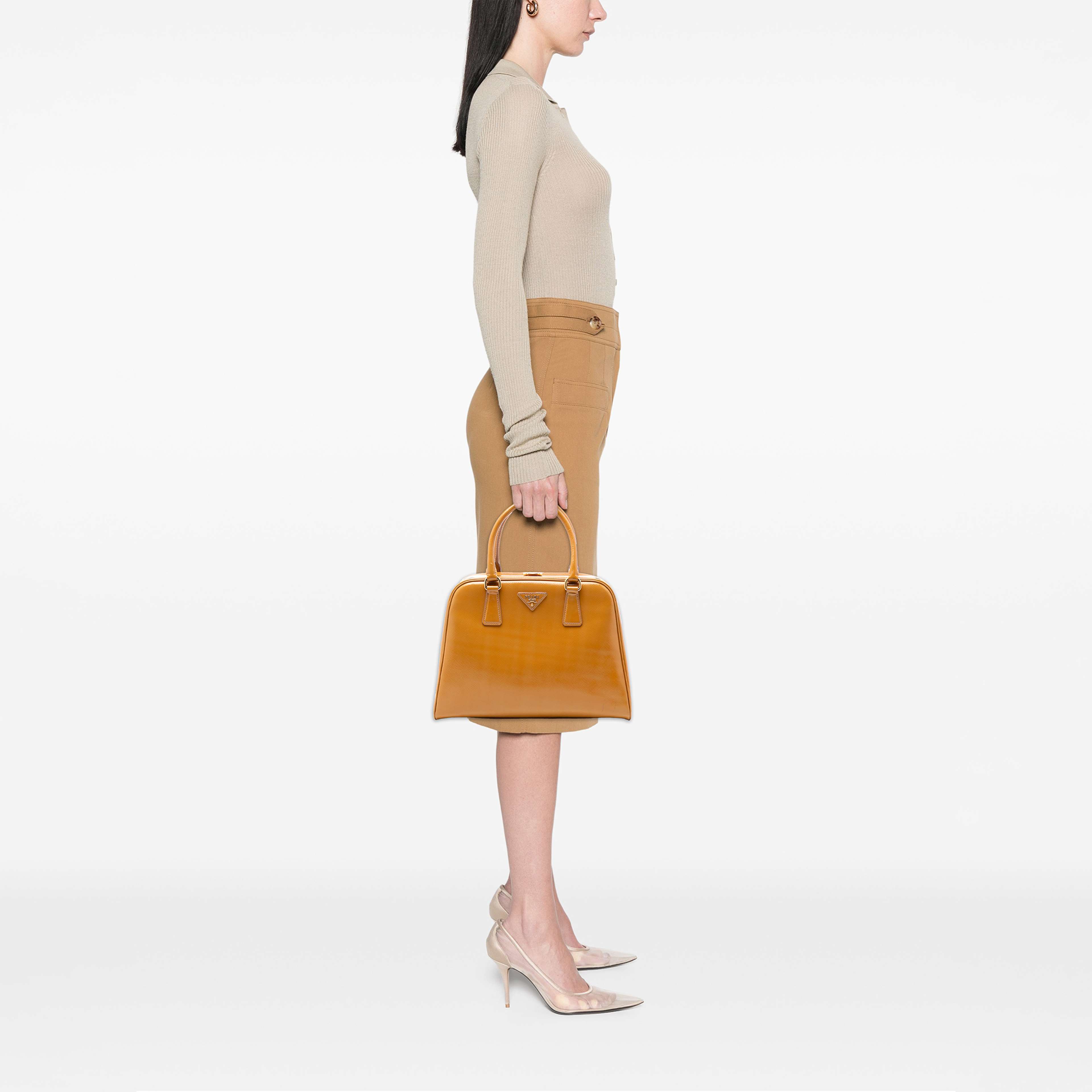 Prada Saffiano Vernice Pyramid Frame Handbag, från Luxclusif, i färgen brun. Klicka för att öppna bilden i stort format
