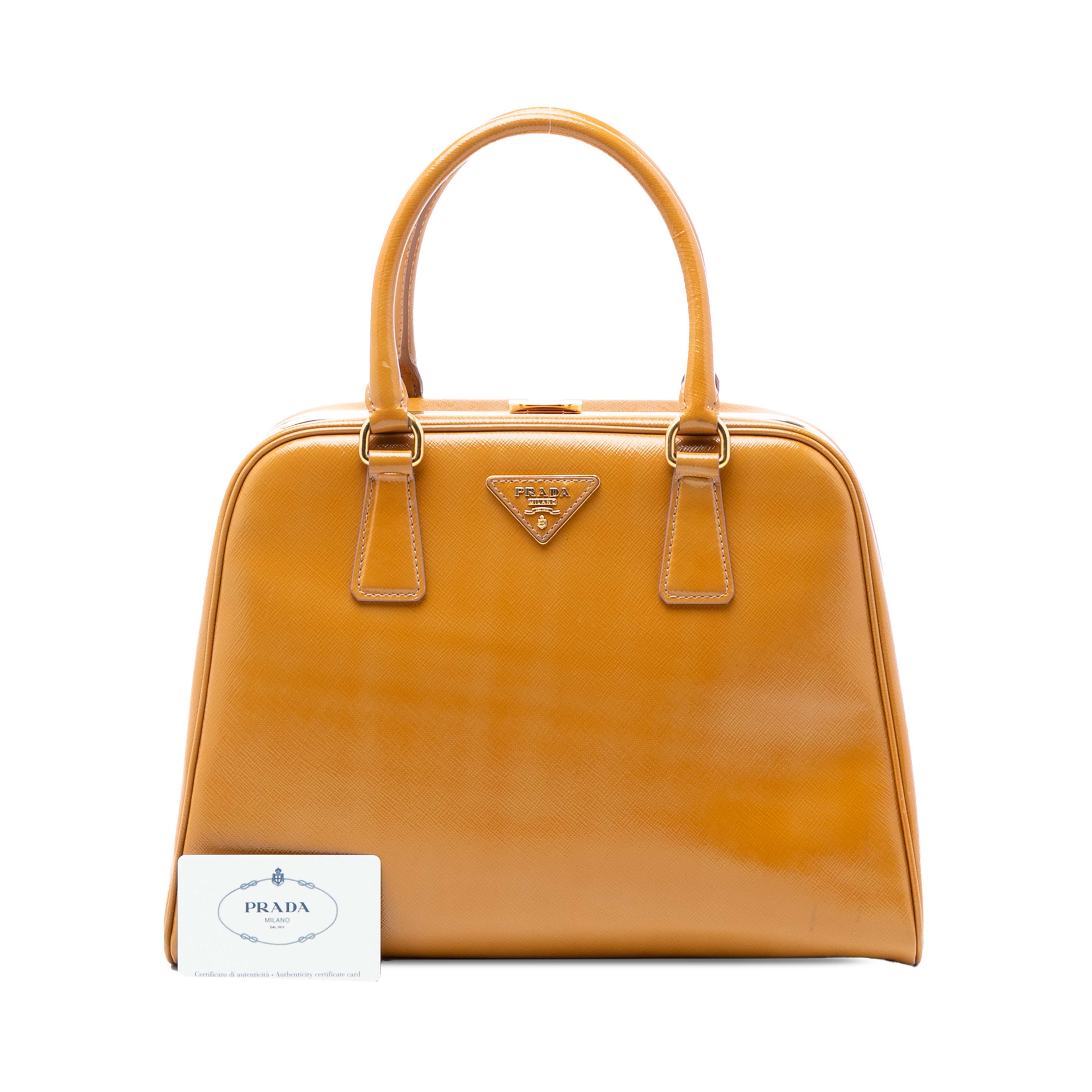 Prada Saffiano Vernice Pyramid Frame Handbag, från Luxclusif, i färgen brun. Klicka för att öppna bilden i stort format