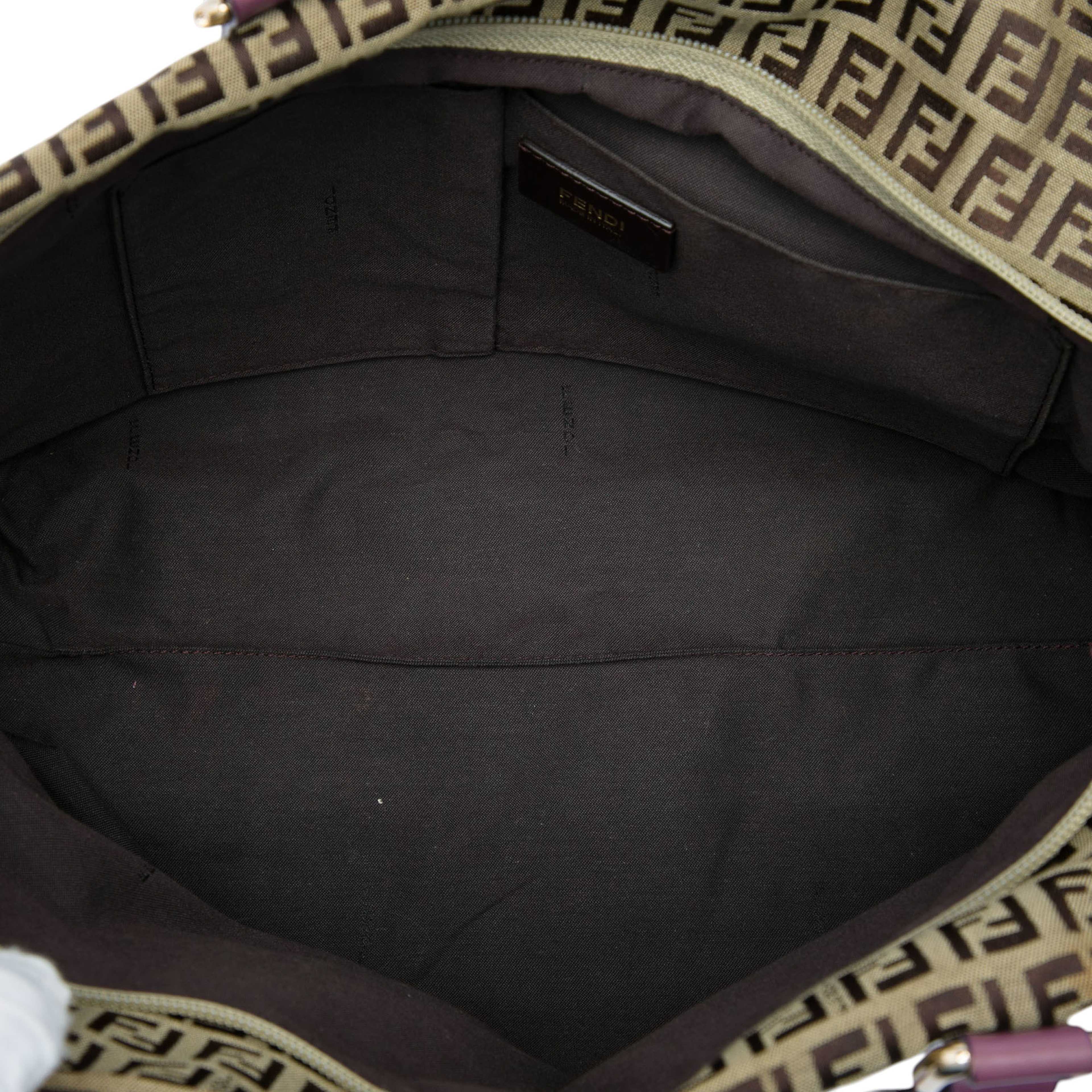 Fendi Zucchino Canvas Superstar Tote, från Luxclusif, i färgen beige. Klicka för att öppna bilden i stort format