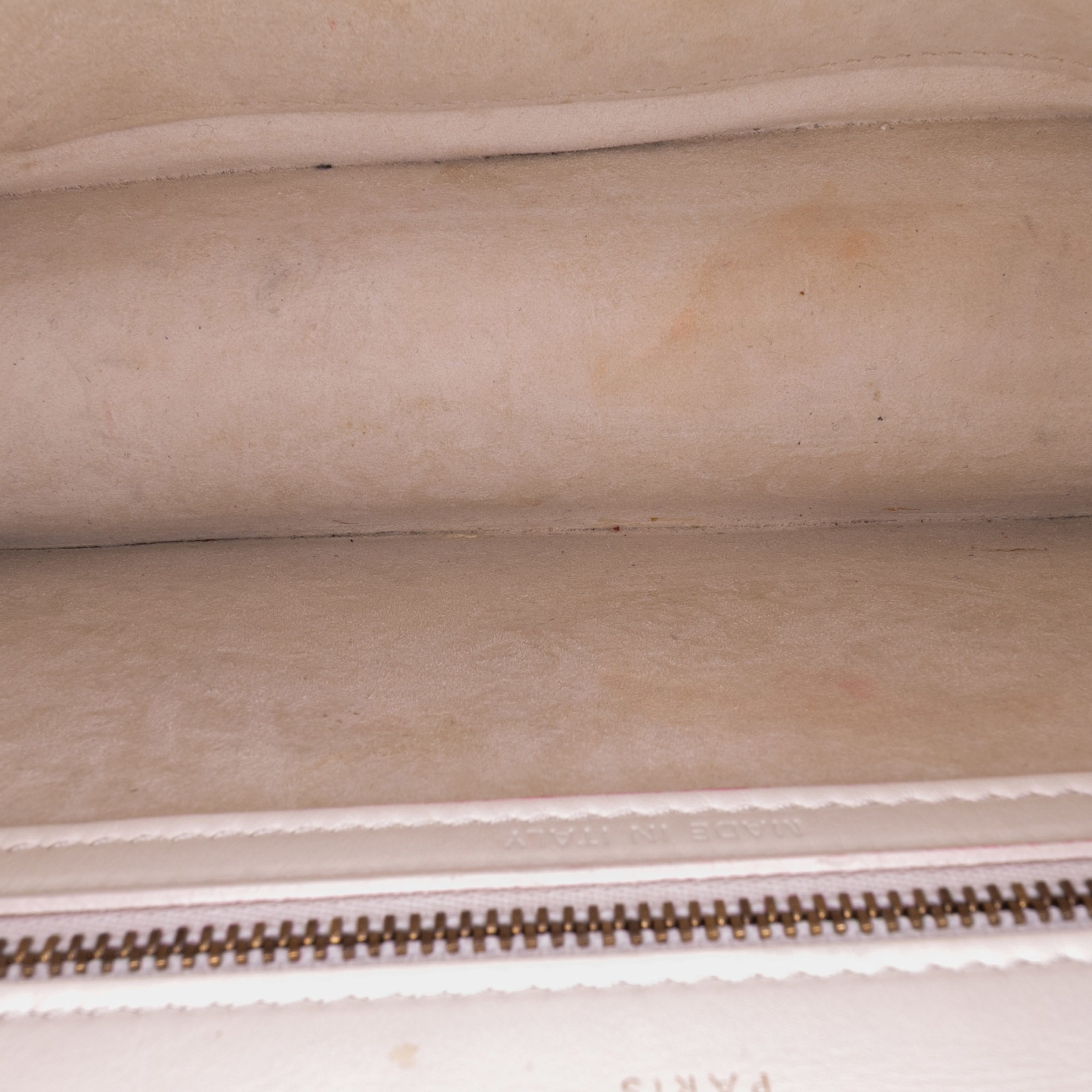 Dior Small Lambskin Studded Diorama Flap, från Luxclusif, i färgen ivory. Klicka för att öppna bilden i stort format