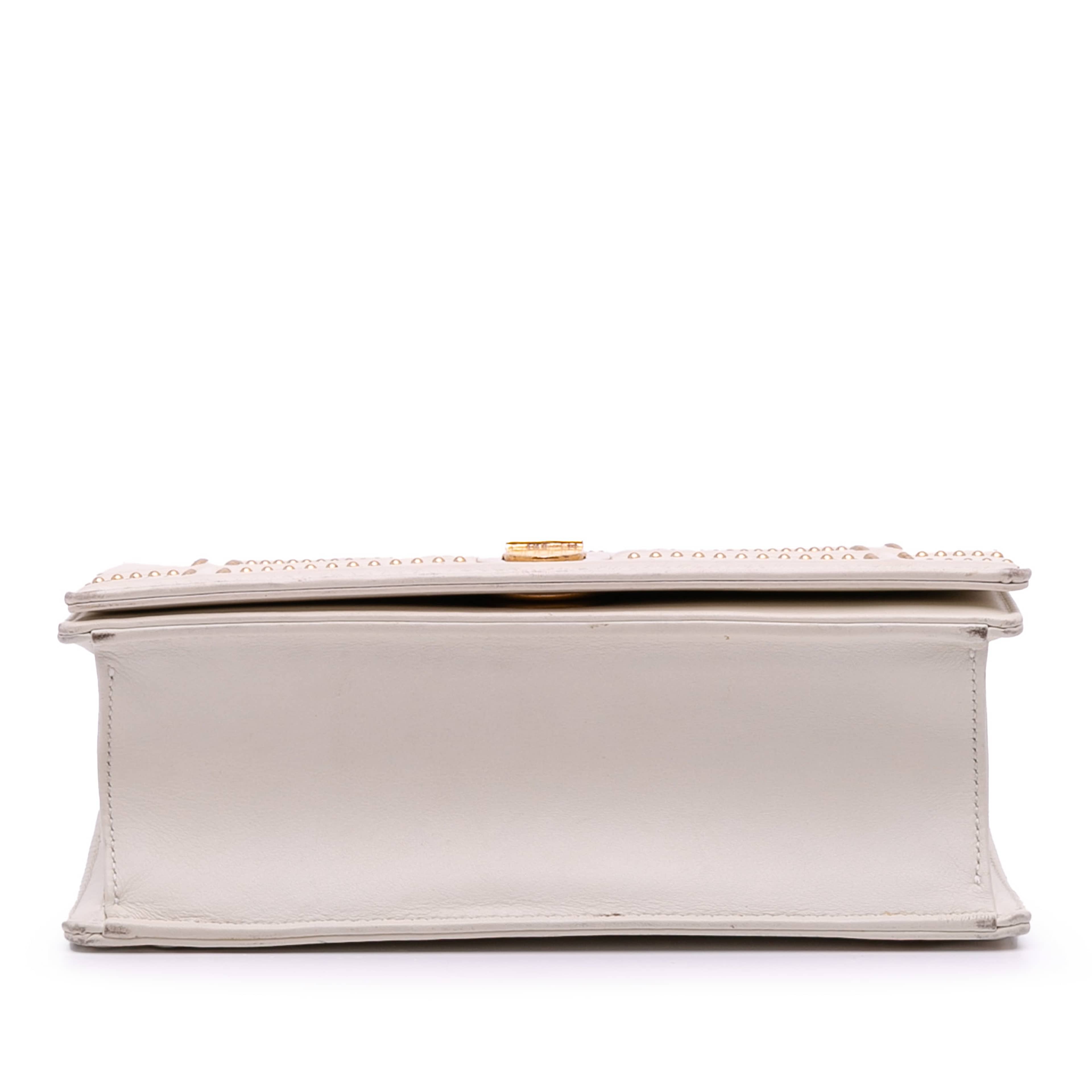 Dior Small Lambskin Studded Diorama Flap, från Luxclusif, i färgen ivory. Klicka för att öppna bilden i stort format