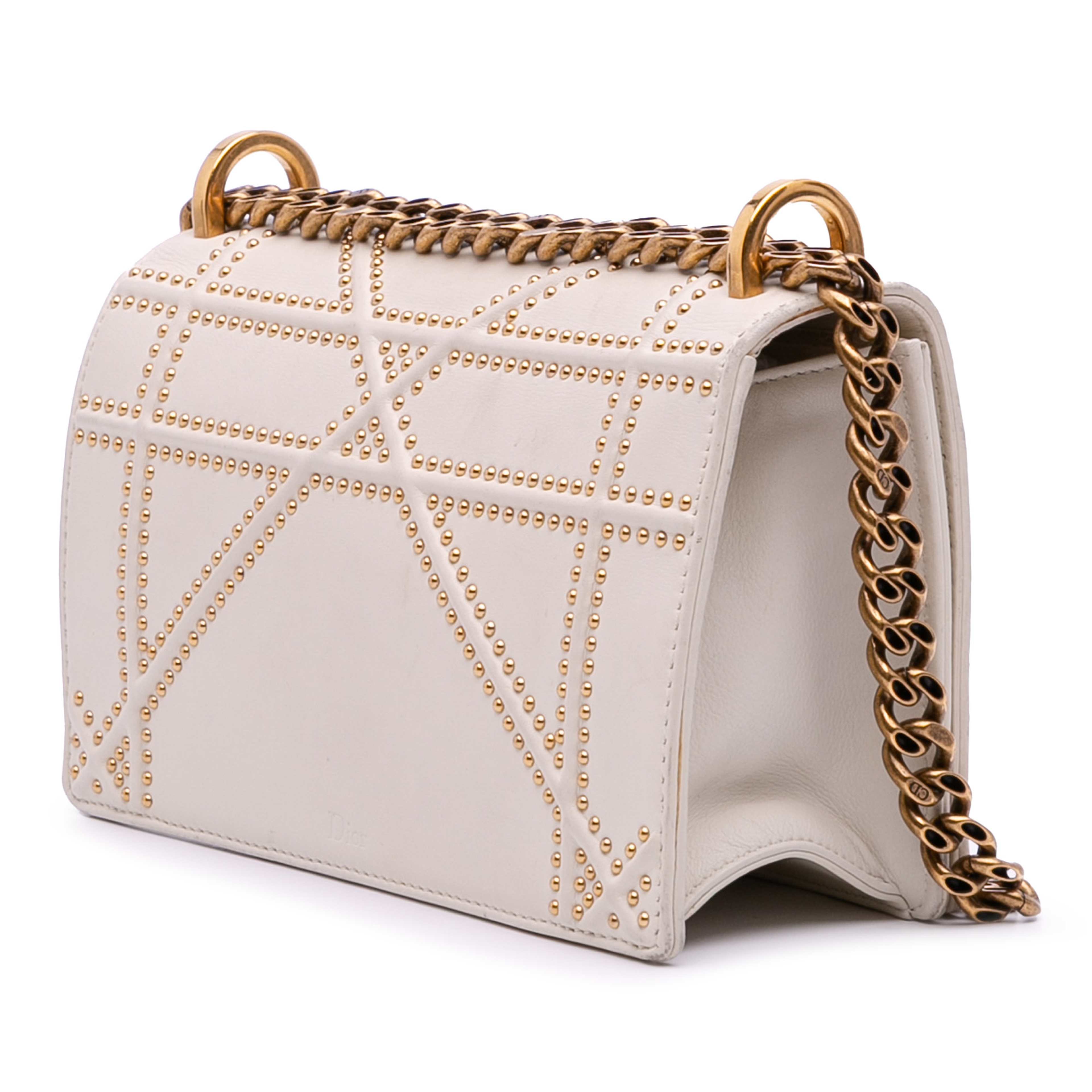 Dior Small Lambskin Studded Diorama Flap, från Luxclusif, i färgen ivory. Klicka för att öppna bilden i stort format