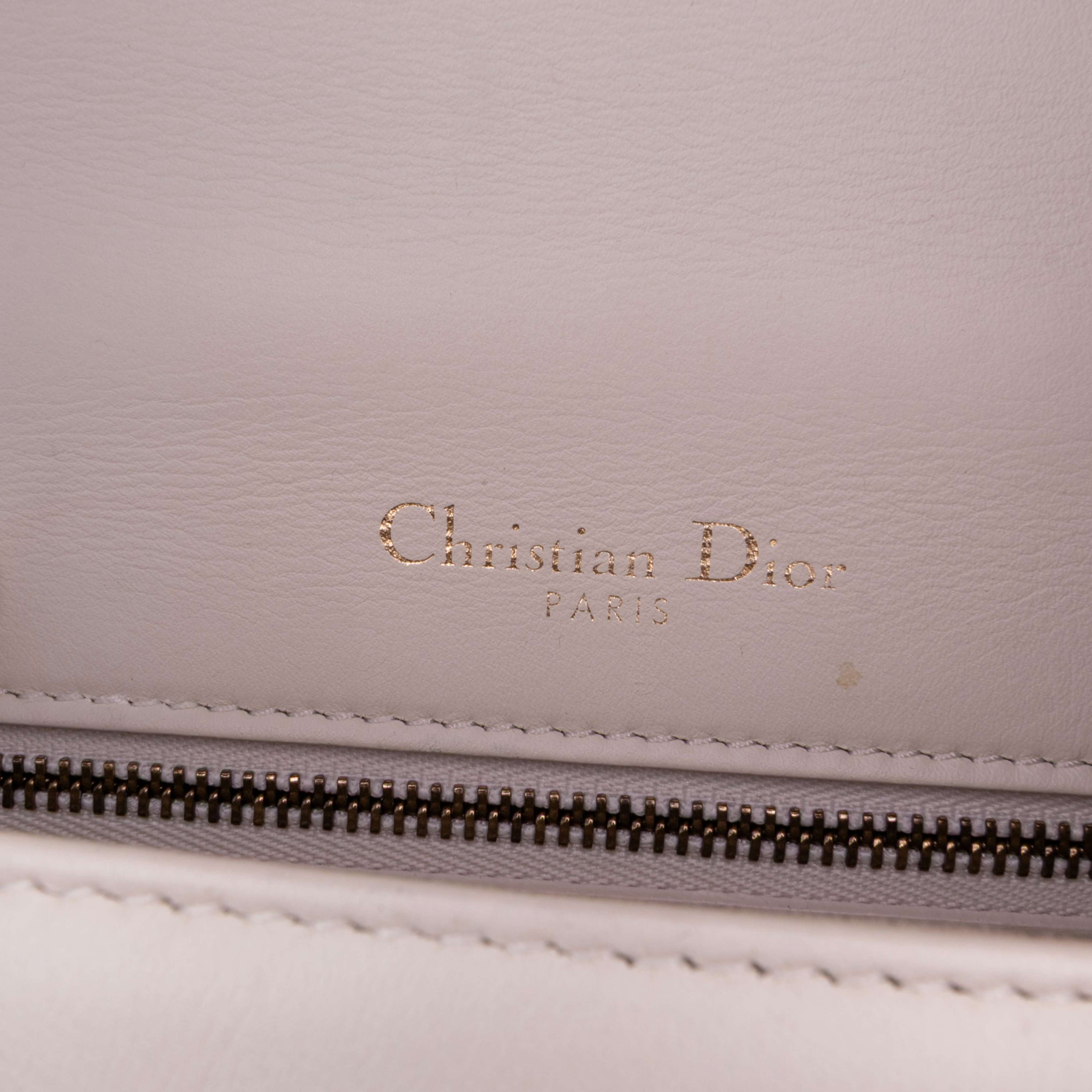 Dior Small Lambskin Studded Diorama Flap, från Luxclusif, i färgen ivory. Klicka för att öppna bilden i stort format