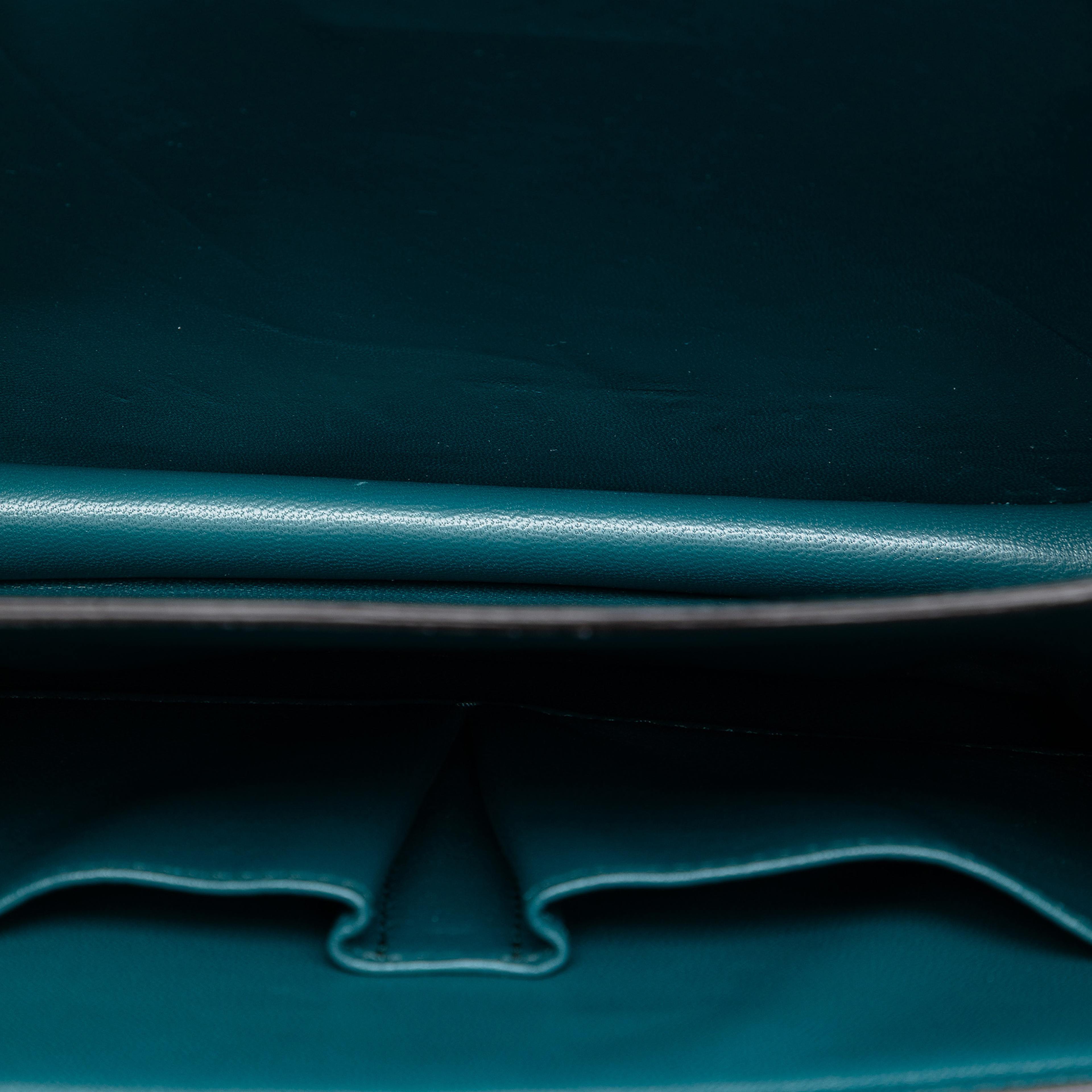 Celine Medium Goatskin Classic Box, från Luxclusif, i färgen dark green. Klicka för att öppna bilden i stort format