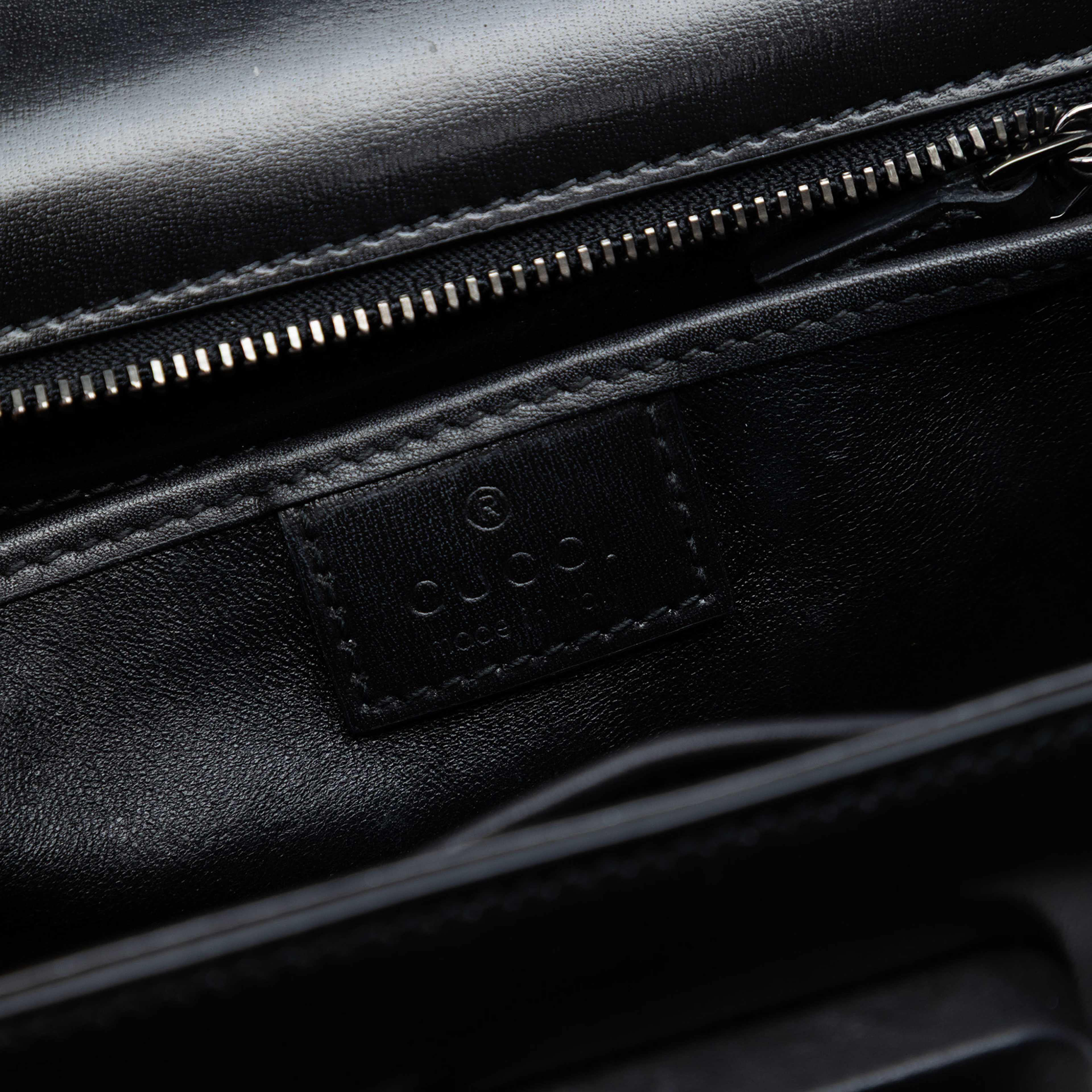 Gucci Small Calfskin 1947 Bamboo Top Handle Bag, från Luxclusif, i färgen black. Klicka för att öppna bilden i stort format