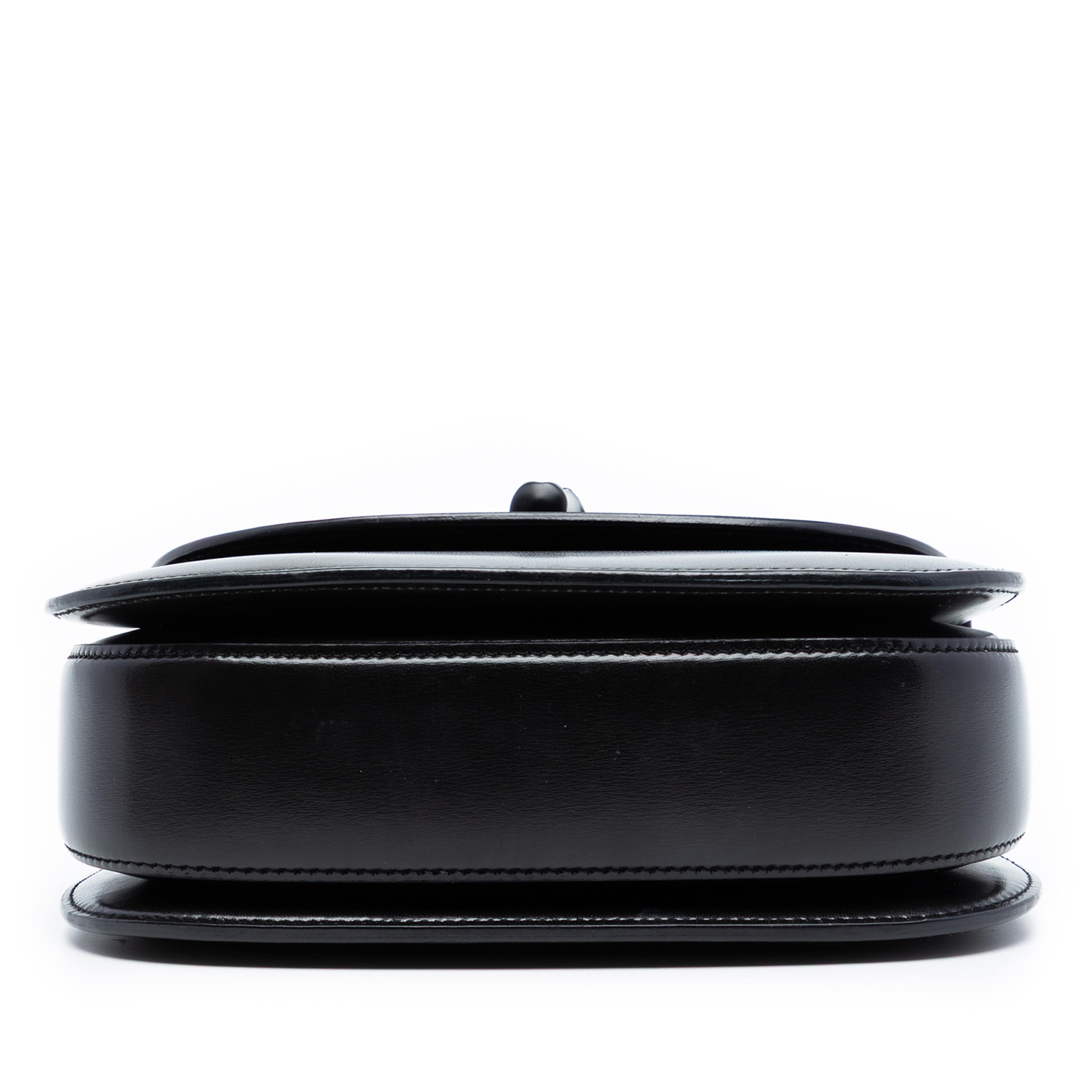 Gucci Small Calfskin 1947 Bamboo Top Handle Bag, från Luxclusif, i färgen black. Klicka för att öppna bilden i stort format