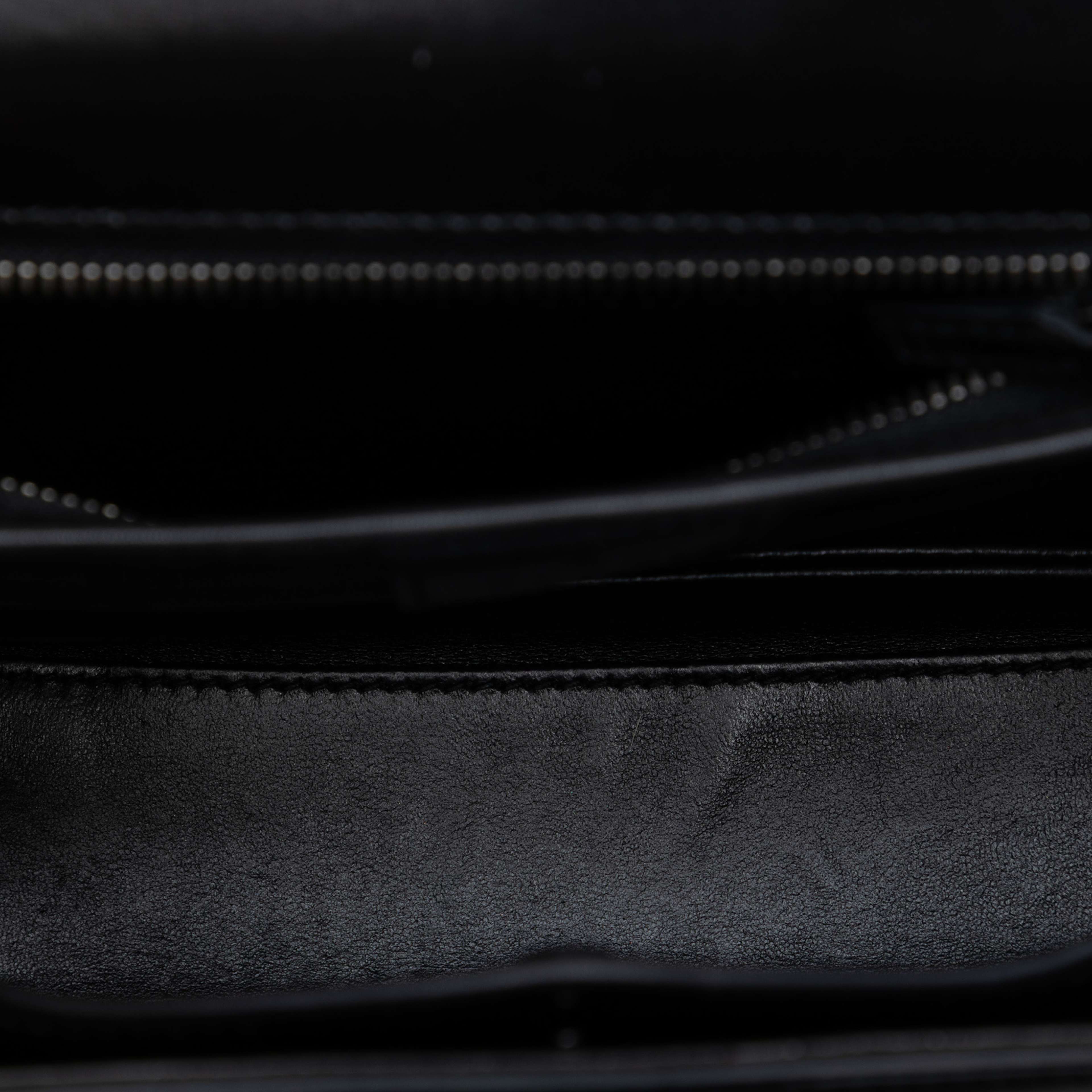 Gucci Small Calfskin 1947 Bamboo Top Handle Bag, från Luxclusif, i färgen black. Klicka för att öppna bilden i stort format