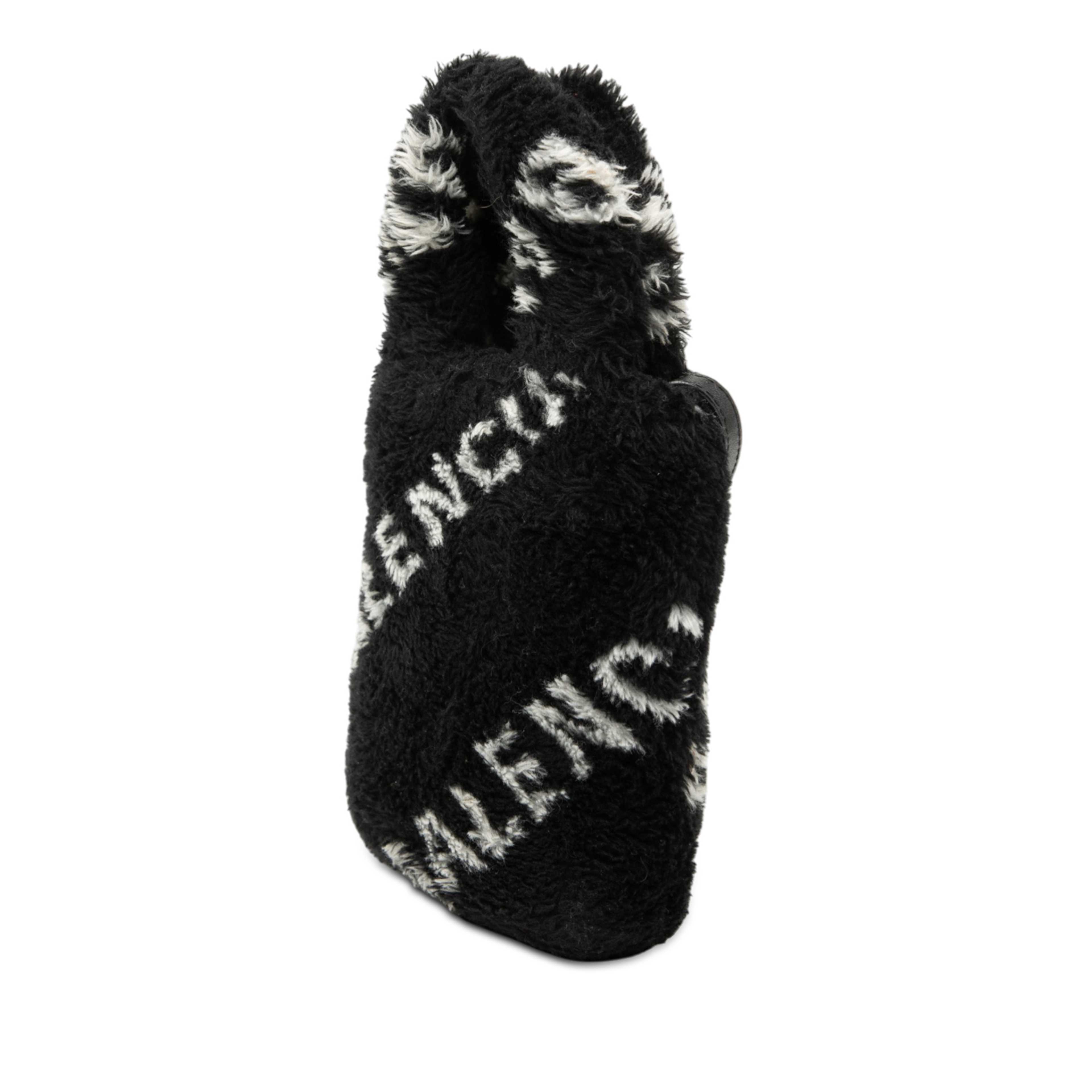 Balenciaga Faux Fur Logo Everyday Phone Holder, från Luxclusif, i färgen black. Klicka för att öppna bilden i stort format
