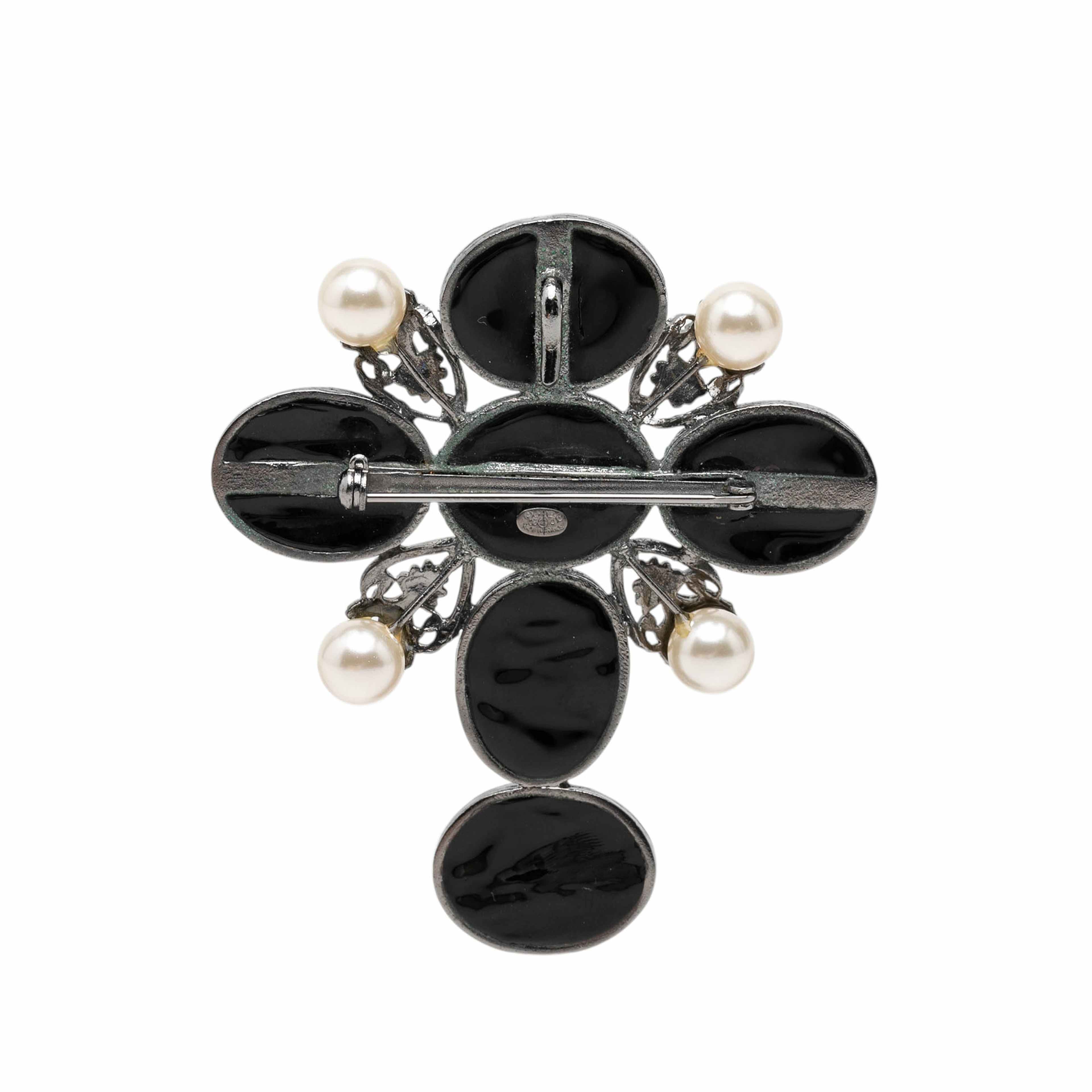 Chanel Cc Brass Resin Faux Pearl Cross Brooch, från Luxclusif, i färgen svart. Klicka för att öppna bilden i stort format