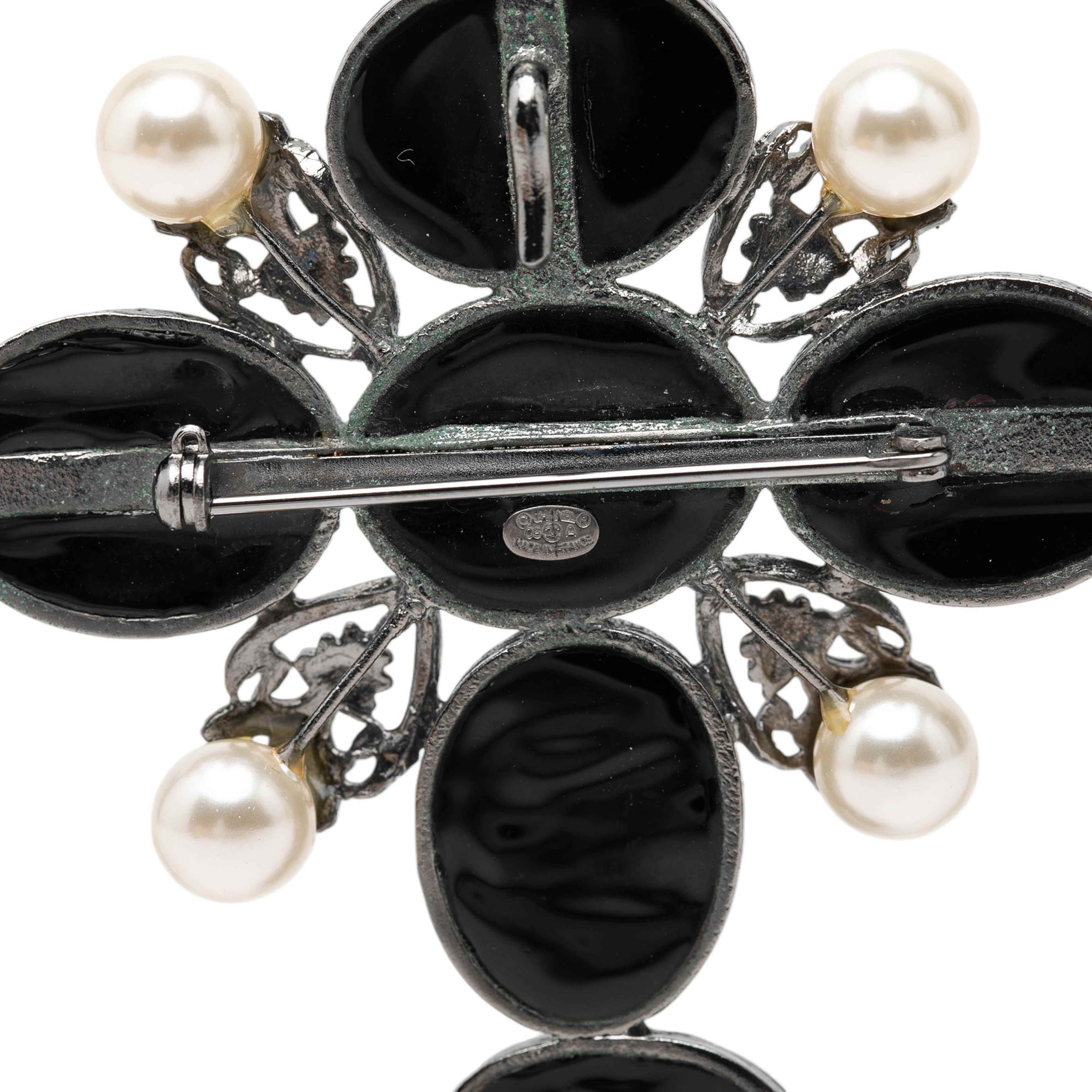 Chanel Cc Brass Resin Faux Pearl Cross Brooch, från Luxclusif, i färgen black. Klicka för att öppna bilden i stort format