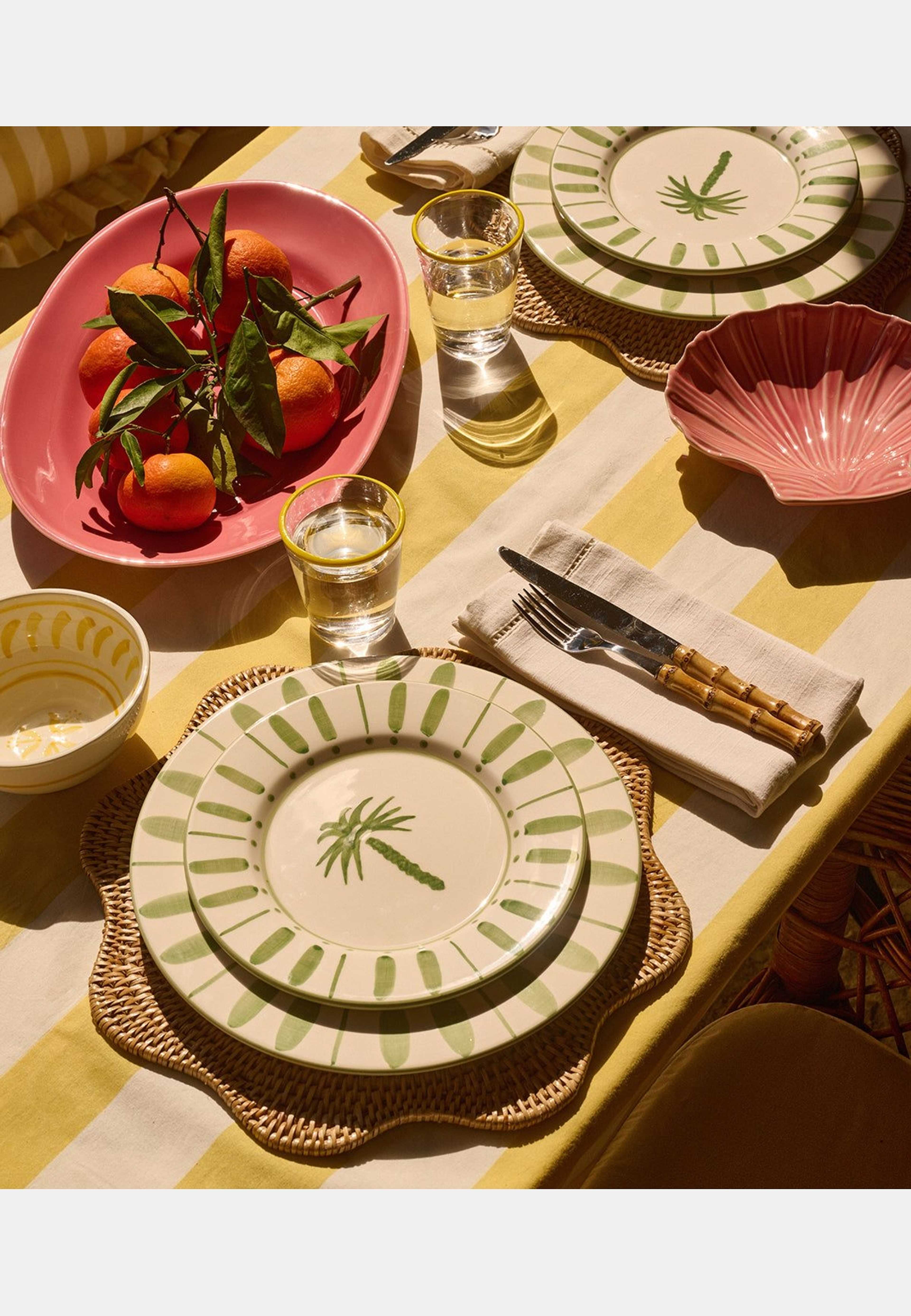 Cannes Assiett - 22 Cm, från Pick A Poppy, i färgen green. Klicka för att öppna bilden i stort format