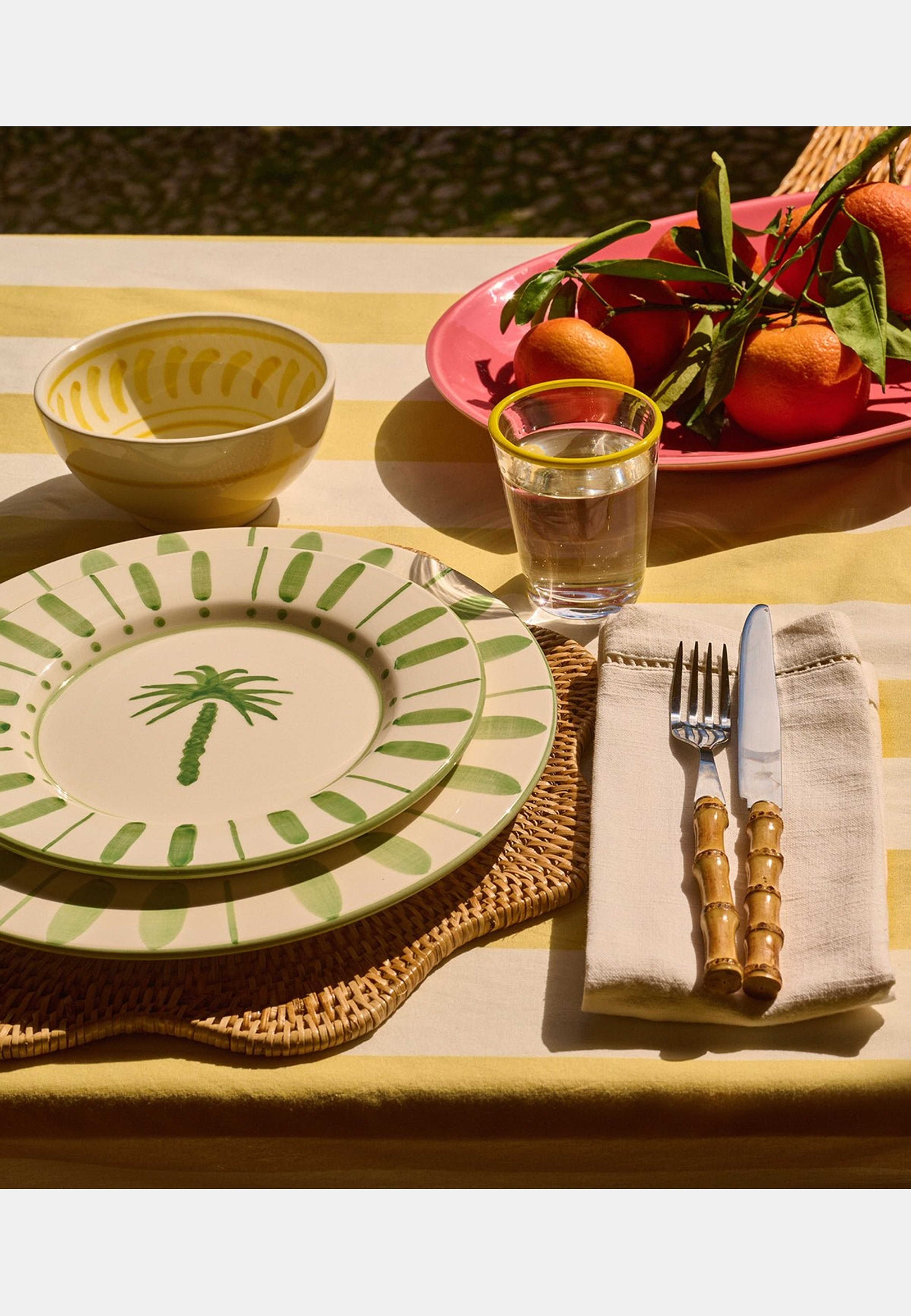 Cannes Assiett - 22 Cm, från Pick A Poppy, i färgen green. Klicka för att öppna bilden i stort format