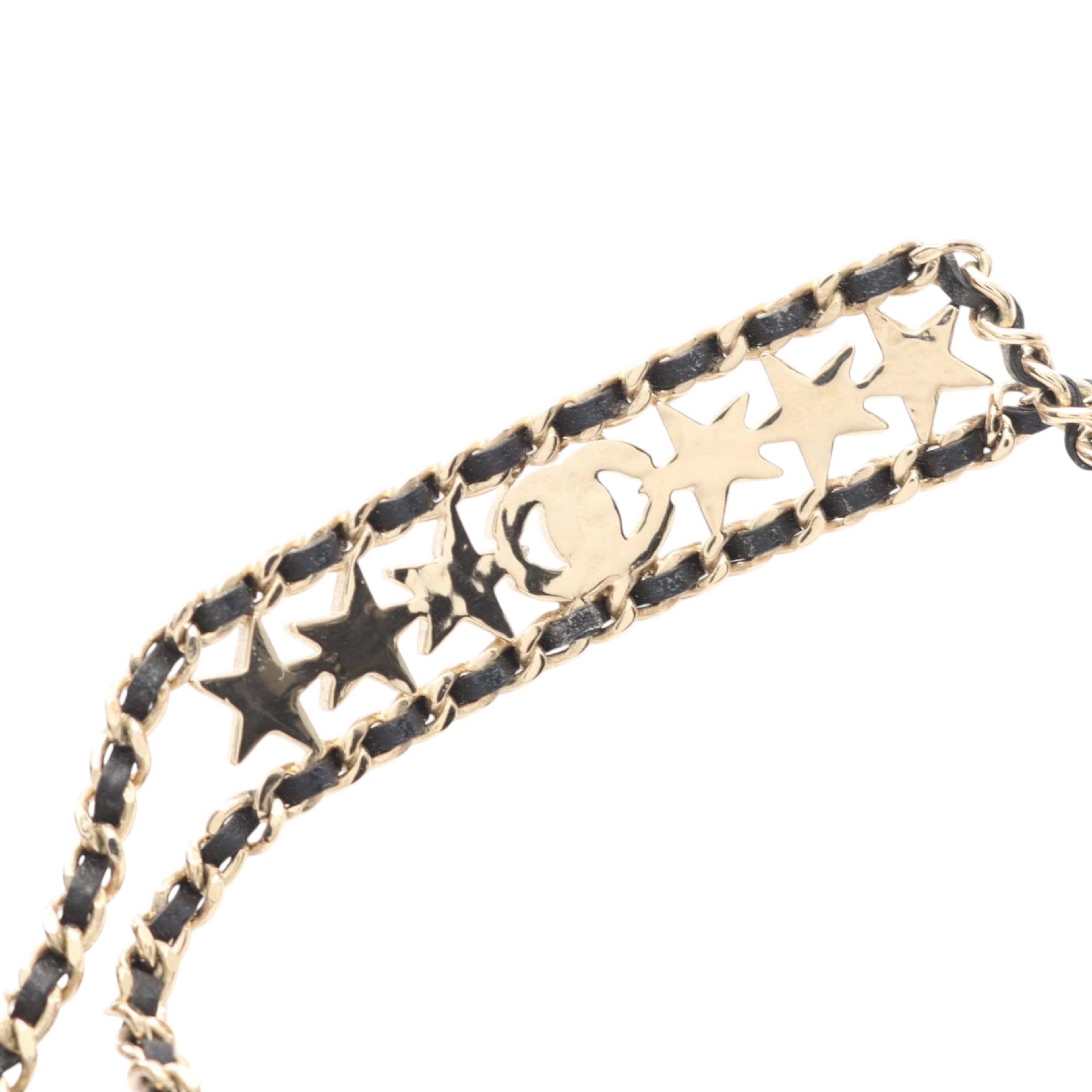 Chanel Gold Plated Leather Woven Cc Rhinestone Star Choker Necklace, från Luxclusif, i färgen svart. Klicka för att öppna bilden i stort format