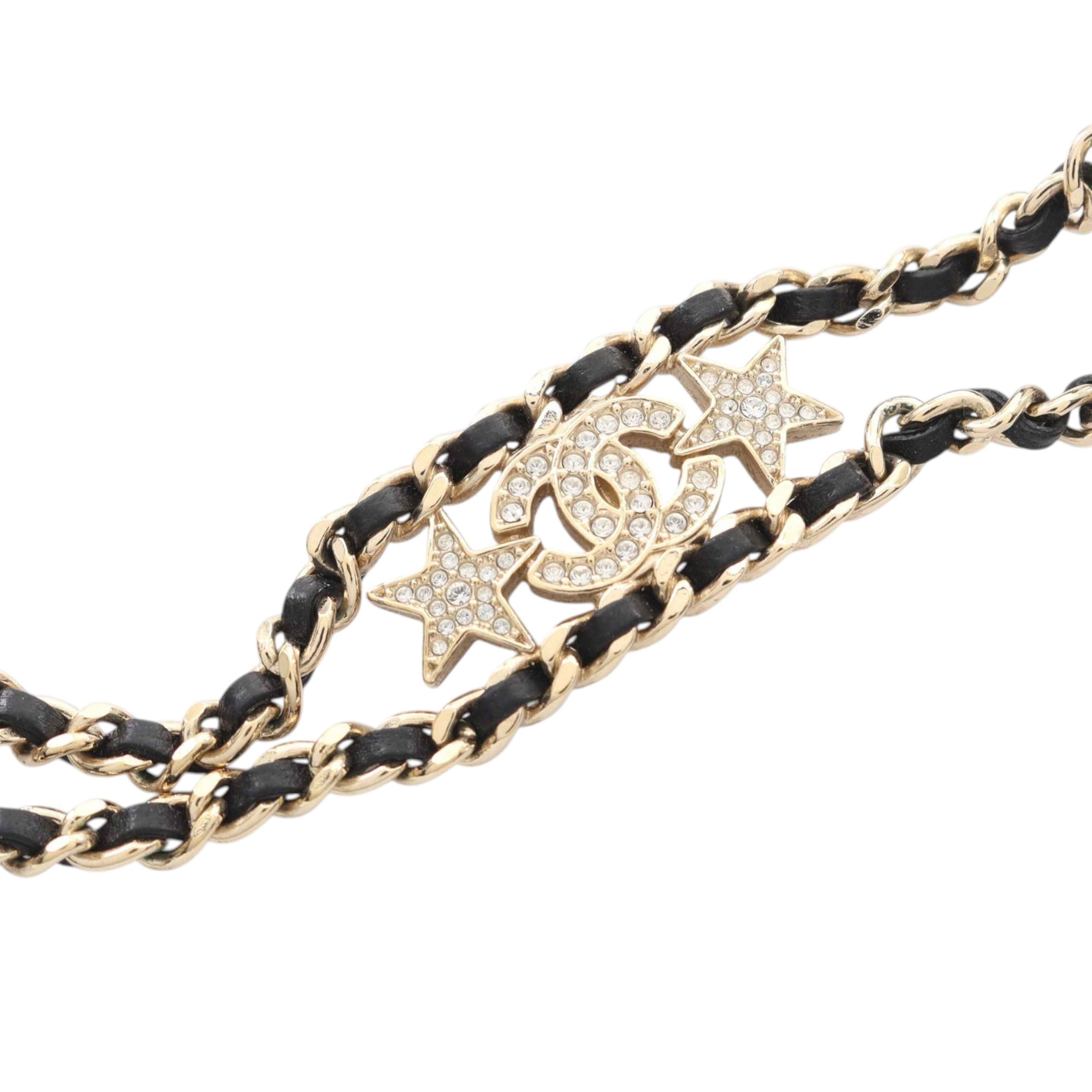 Chanel Gold Plated Leather Woven Cc Rhinestone Star Choker Necklace, från Luxclusif, i färgen svart. Klicka för att öppna bilden i stort format