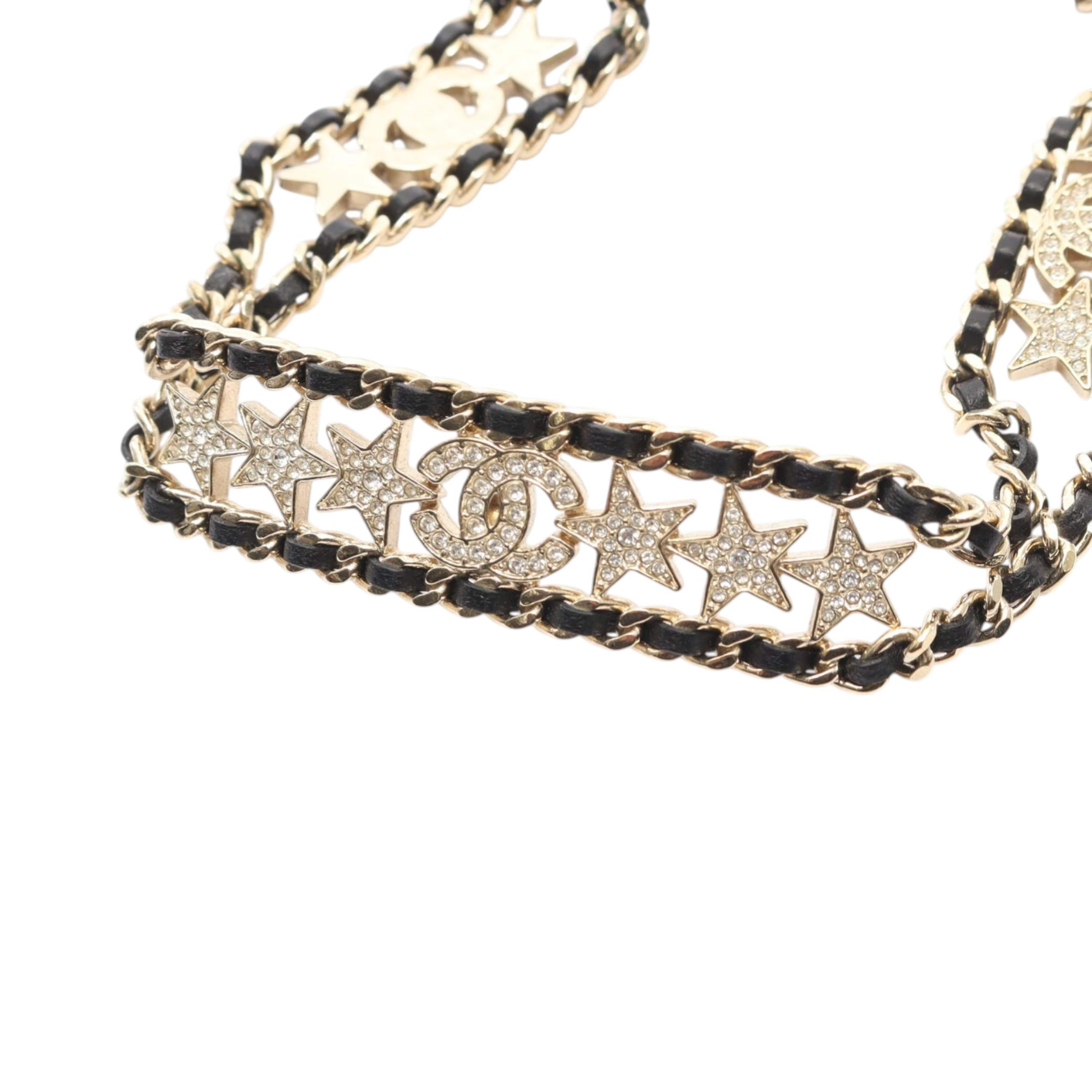 Chanel Gold Plated Leather Woven Cc Rhinestone Star Choker Necklace, från Luxclusif, i färgen gold. Klicka för att öppna bilden i stort format