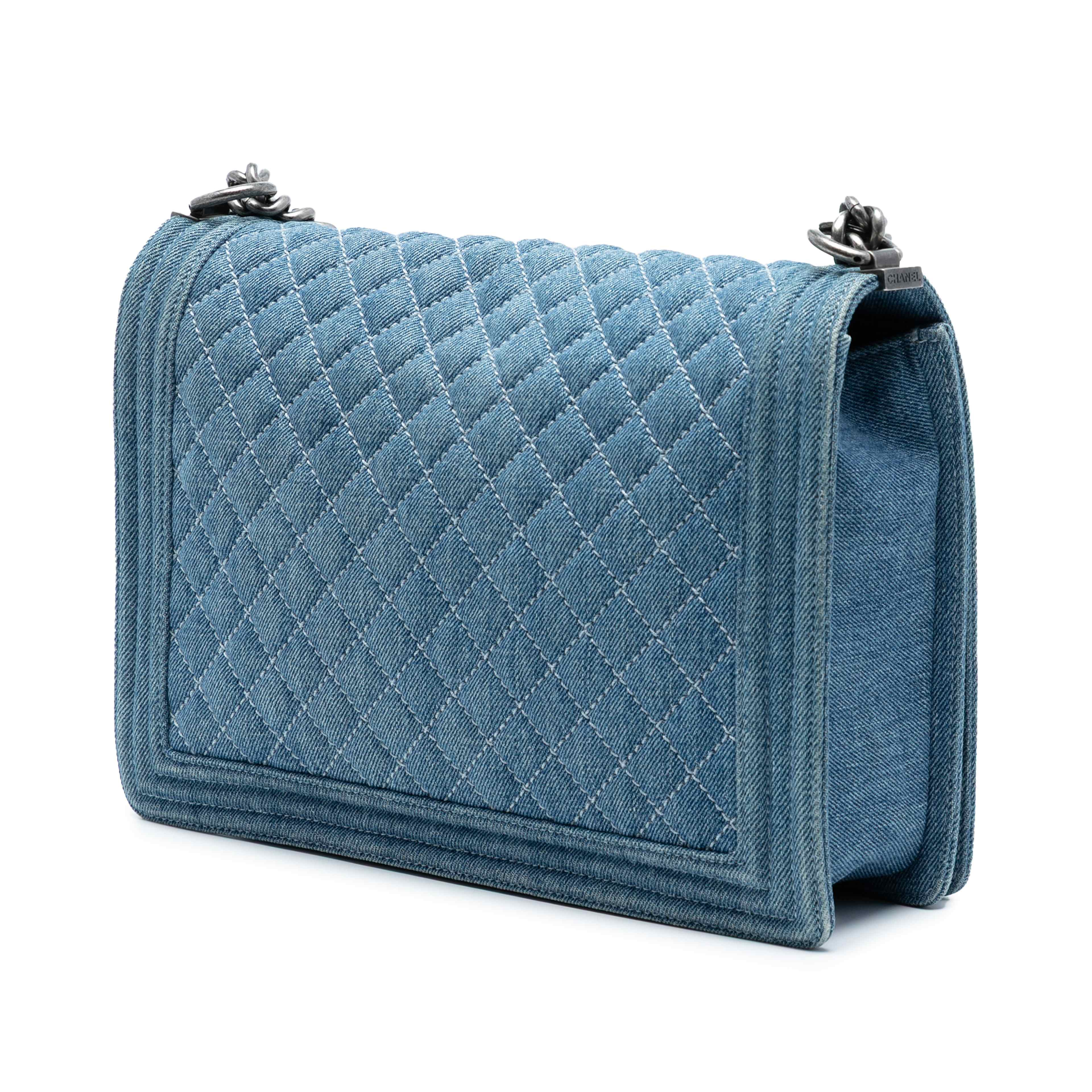 Chanel Large Quilted Denim Boy Flap, från Luxclusif, i färgen denim. Klicka för att öppna bilden i stort format
