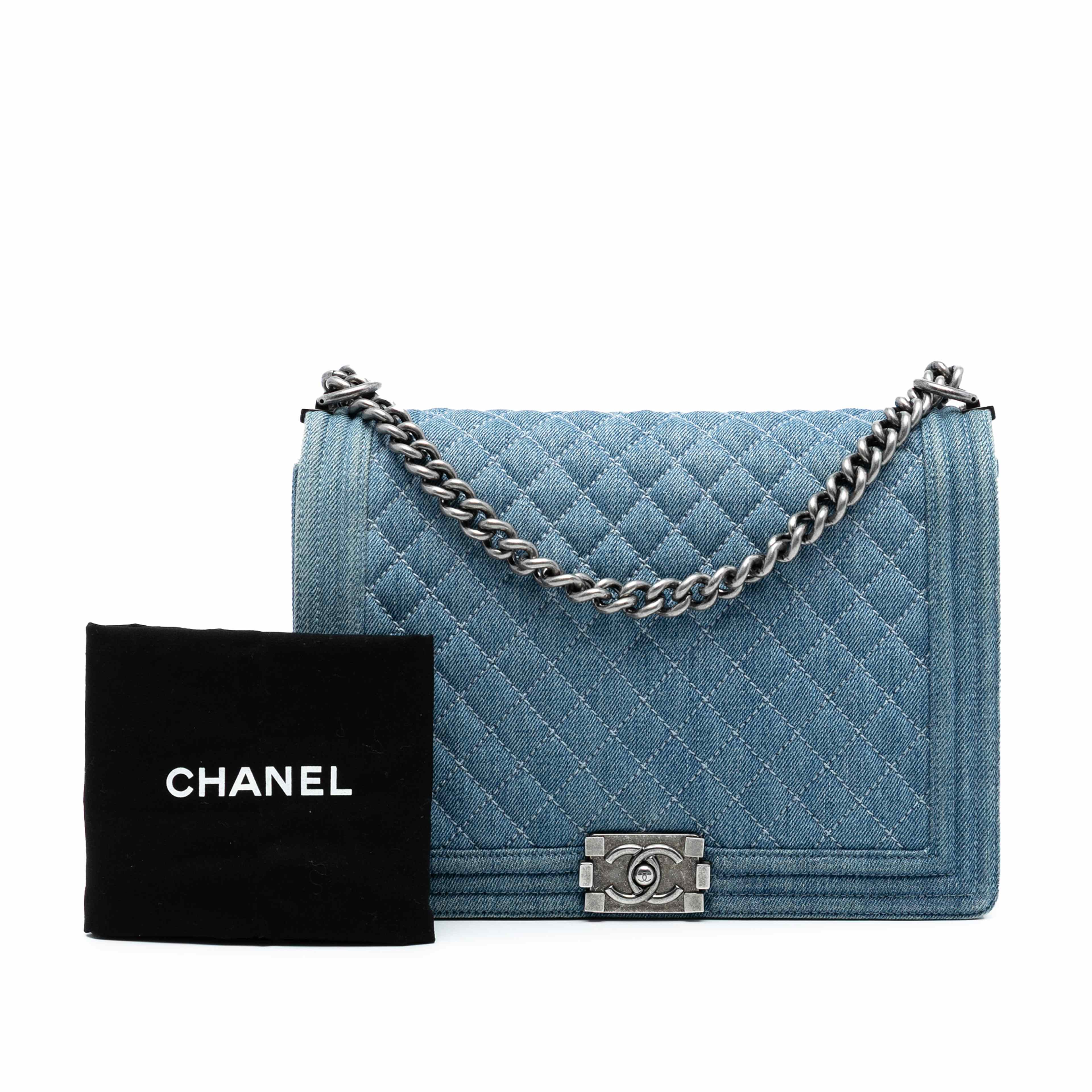 Chanel Large Quilted Denim Boy Flap, från Luxclusif, i färgen blå. Klicka för att öppna bilden i stort format