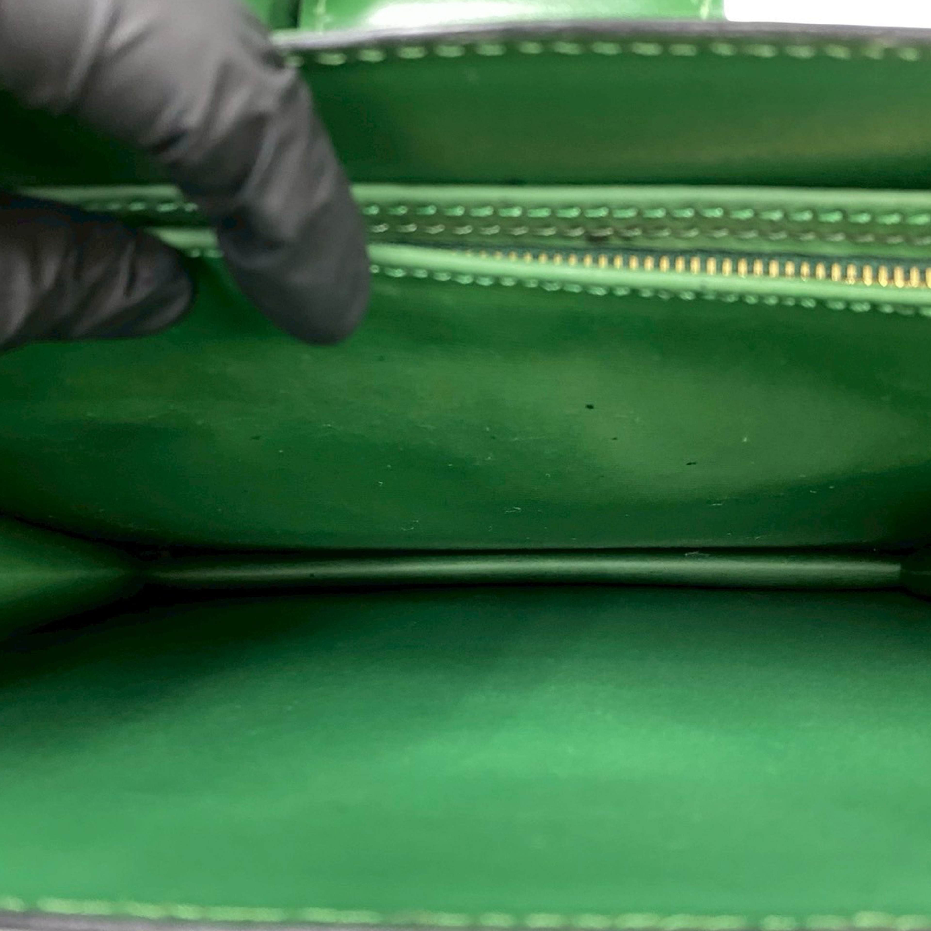 Louis Vuitton Epi Capucines, från Luxclusif, i färgen green. Klicka för att öppna bilden i stort format