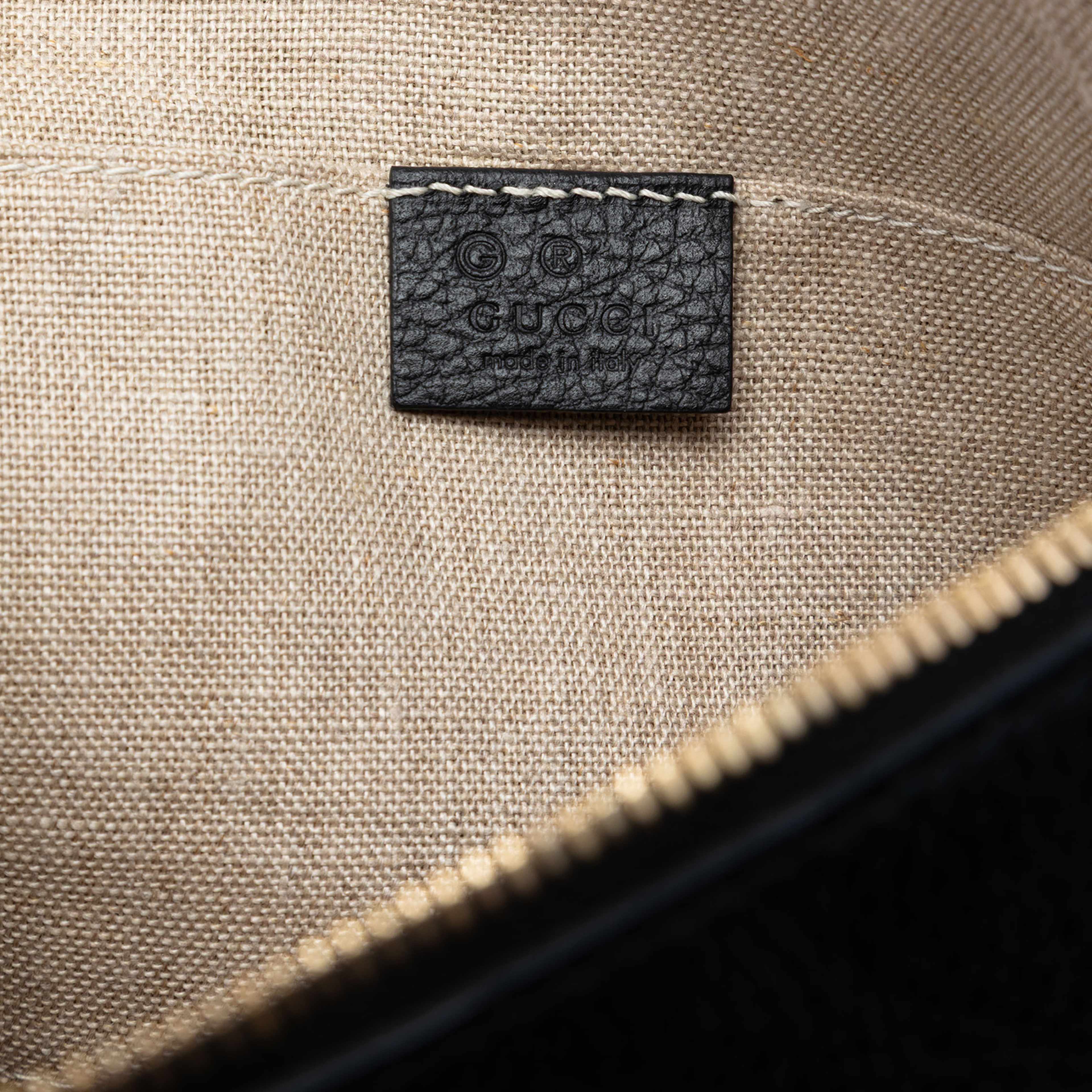Gucci Calfskin Bamboo Tassel Clutch, från Luxclusif, i färgen black. Klicka för att öppna bilden i stort format