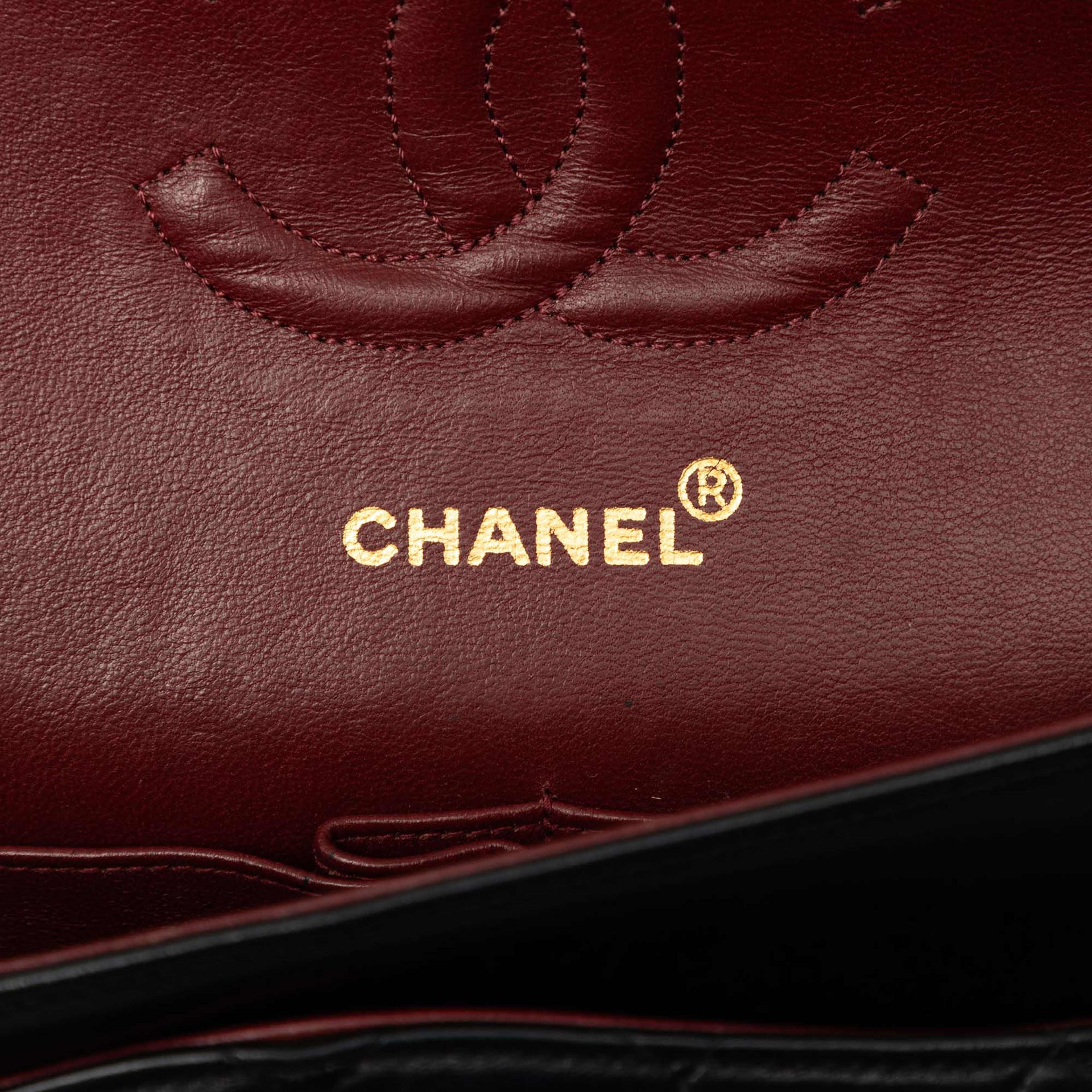 Chanel Medium Classic Lambskin Double Flap, från Luxclusif, i färgen svart. Klicka för att öppna bilden i stort format
