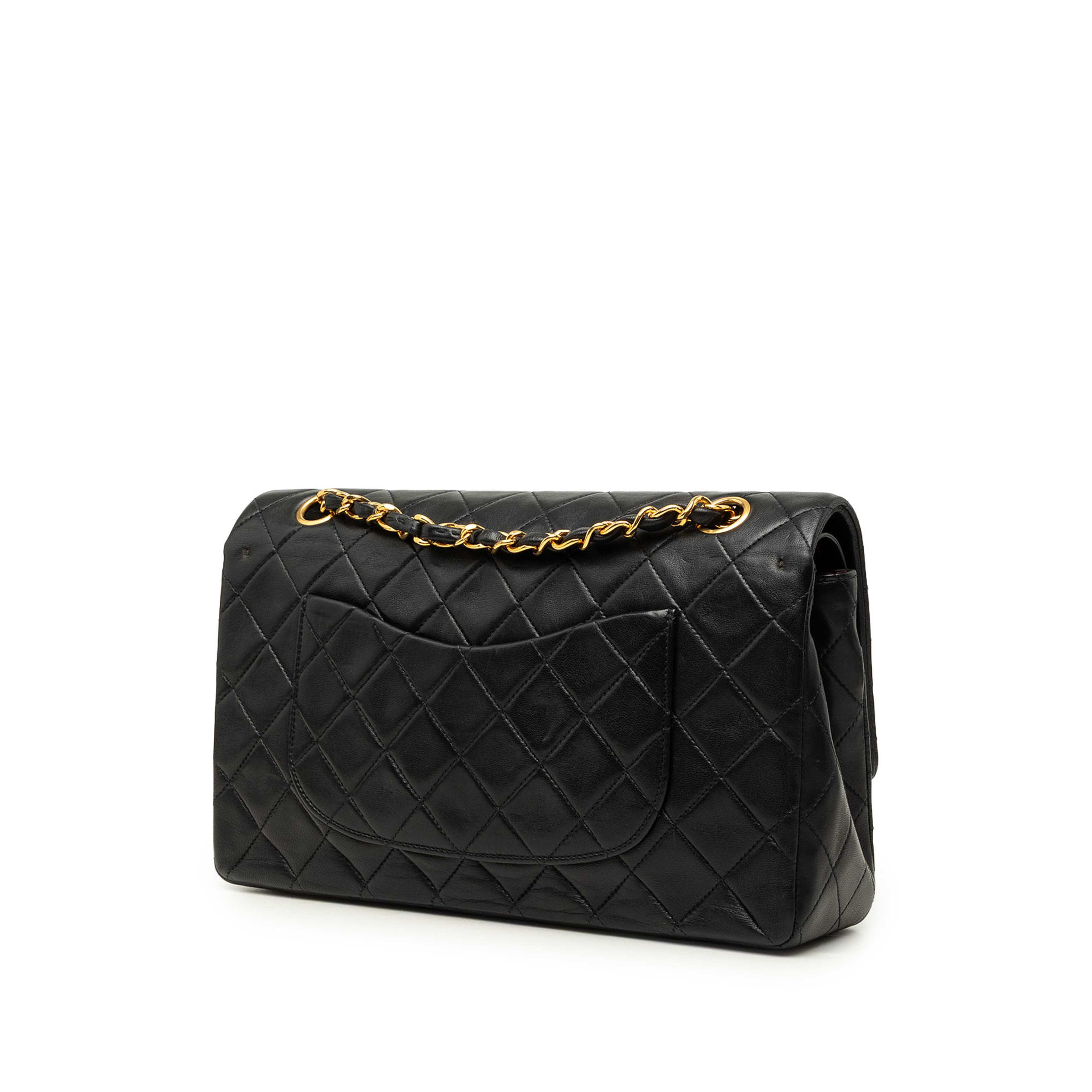 Chanel Medium Classic Lambskin Double Flap, från Luxclusif, i färgen svart. Klicka för att öppna bilden i stort format
