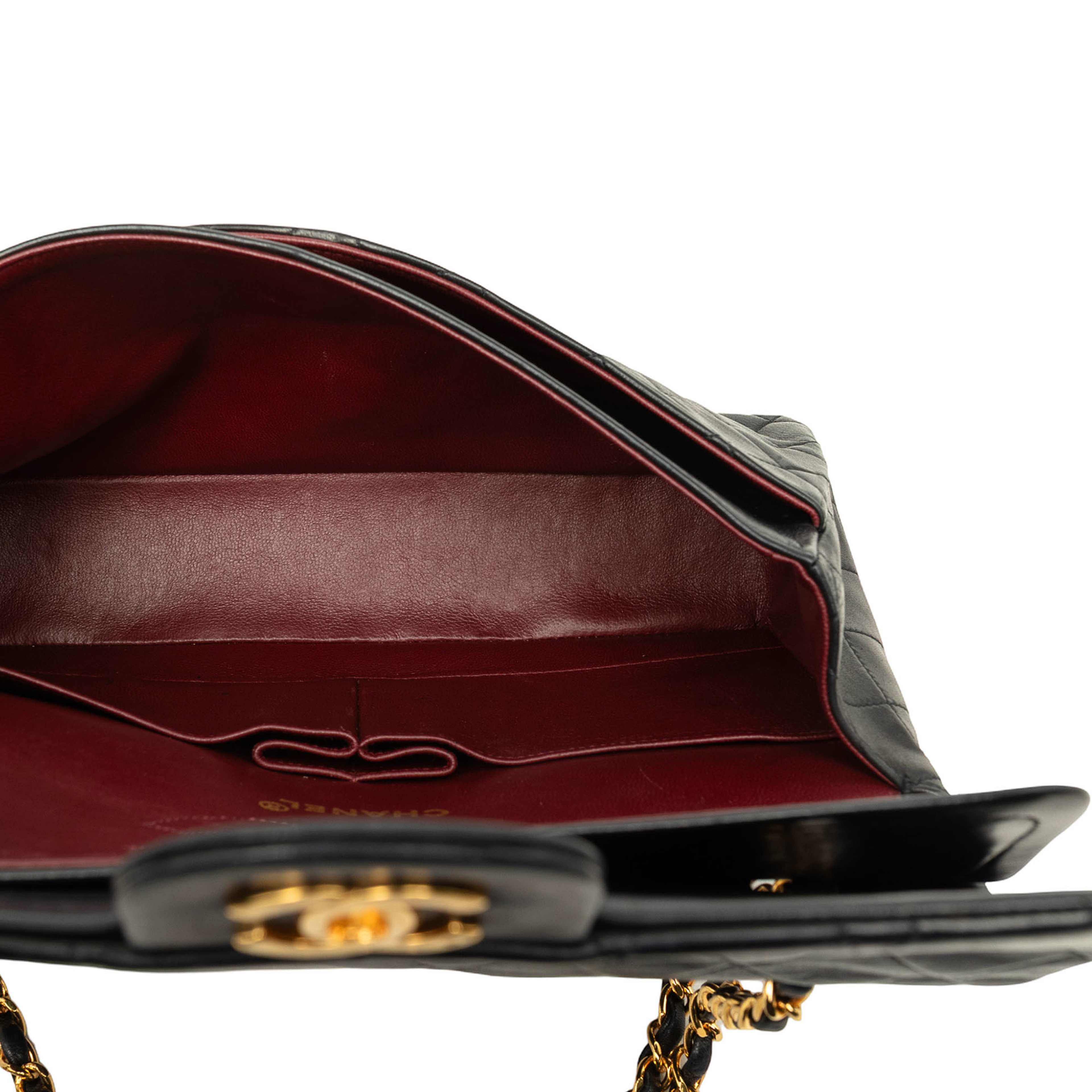 Chanel Medium Classic Lambskin Double Flap, från Luxclusif, i färgen svart. Klicka för att öppna bilden i stort format