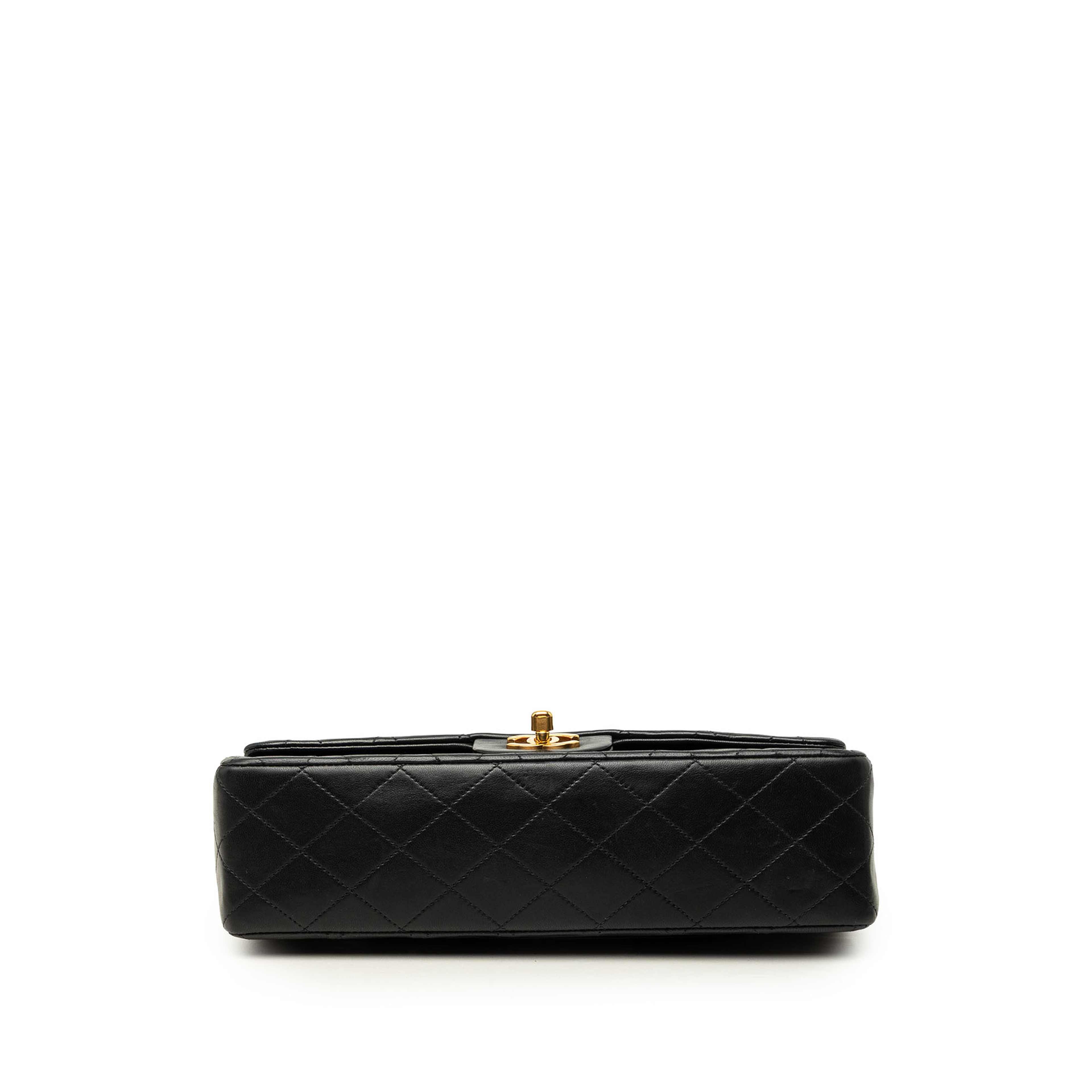 Chanel Medium Classic Lambskin Double Flap, från Luxclusif, i färgen svart. Klicka för att öppna bilden i stort format