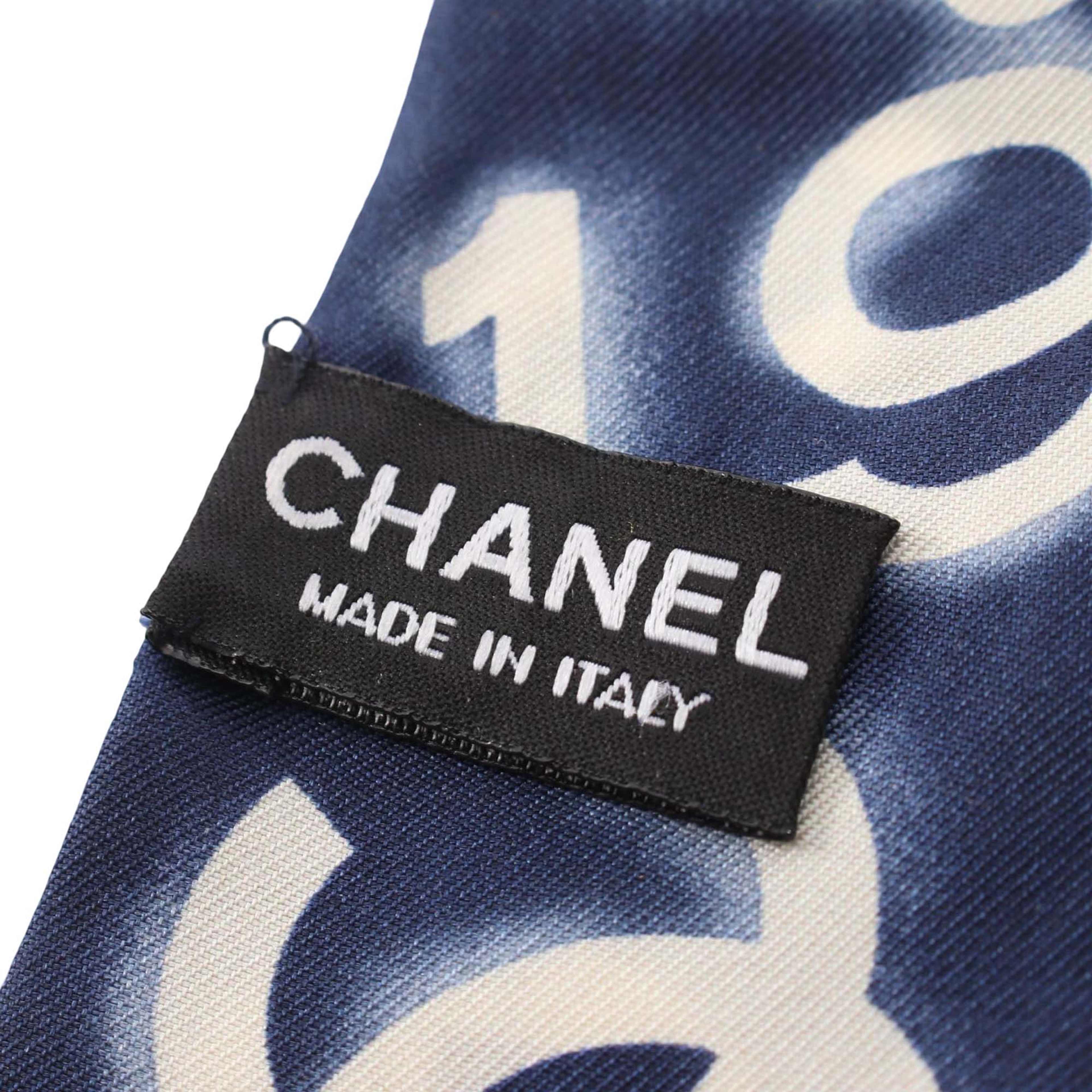 Chanel Coco Charms Print Silk Slim Bandeau Scarf, från Luxclusif, i färgen blå. Klicka för att öppna bilden i stort format