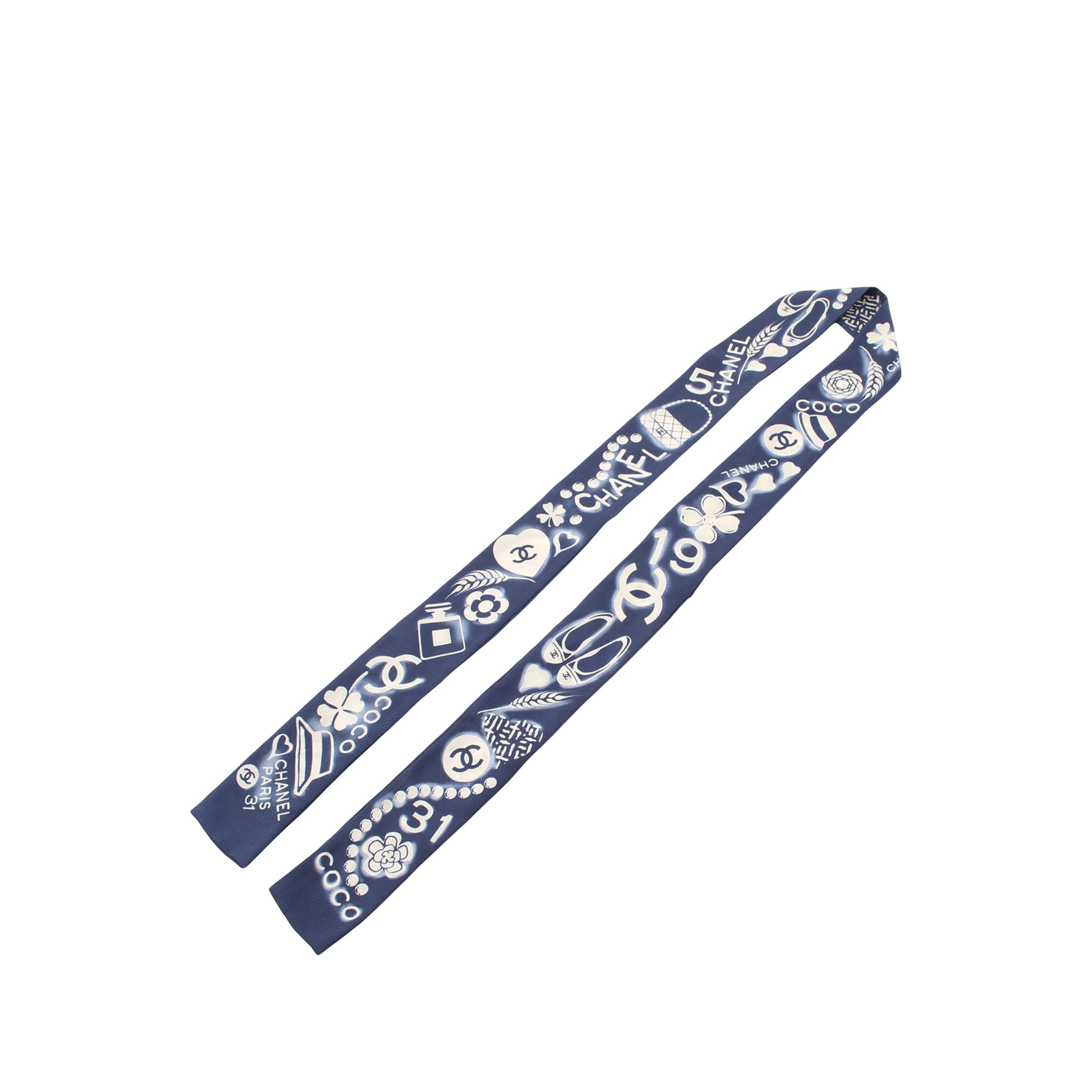 Chanel Coco Charms Print Silk Slim Bandeau Scarf, från Luxclusif, i färgen blå. Klicka för att öppna bilden i stort format